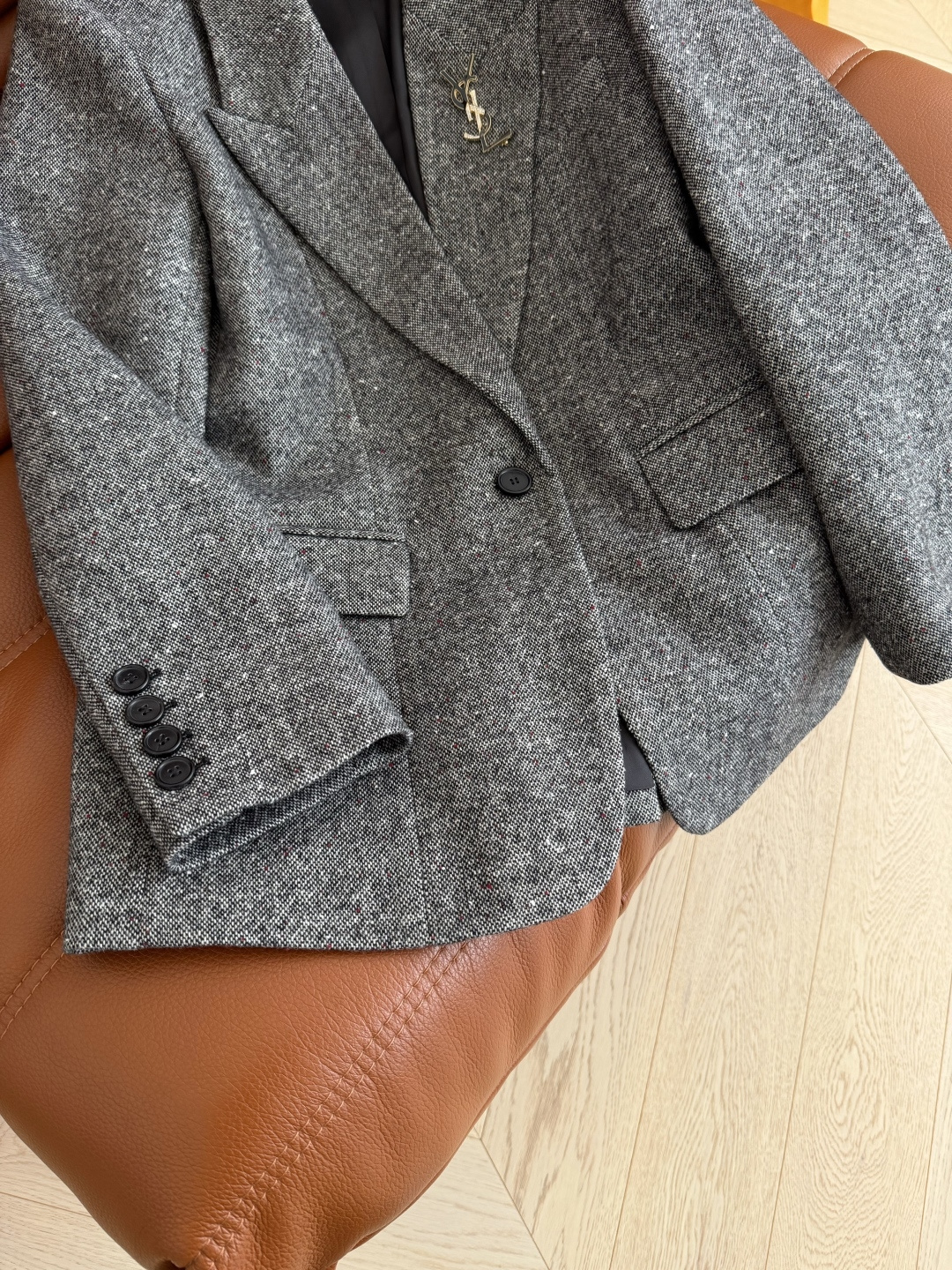 25秋冬新款 经典字母logo胸针装饰羊毛西装外套 经典的百搭款 可真方式可休闲 采用了灰色羊毛面料 表