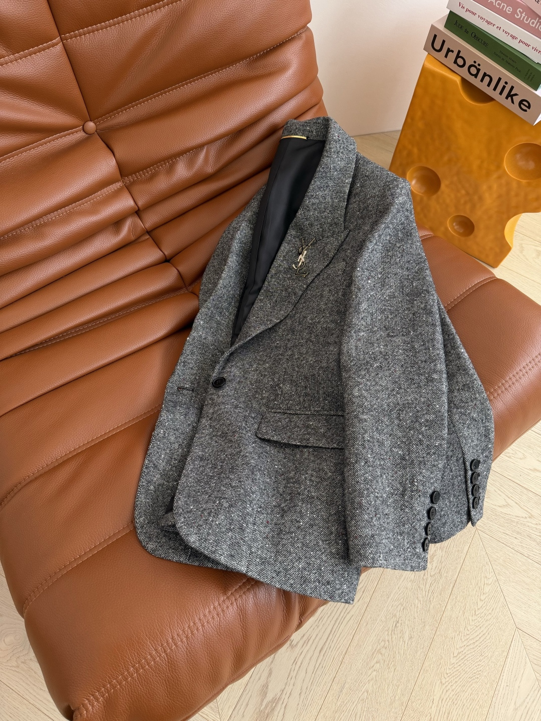 25秋冬新款 经典字母logo胸针装饰羊毛西装外套 经典的百搭款 可真方式可休闲 采用了灰色羊毛面料 表