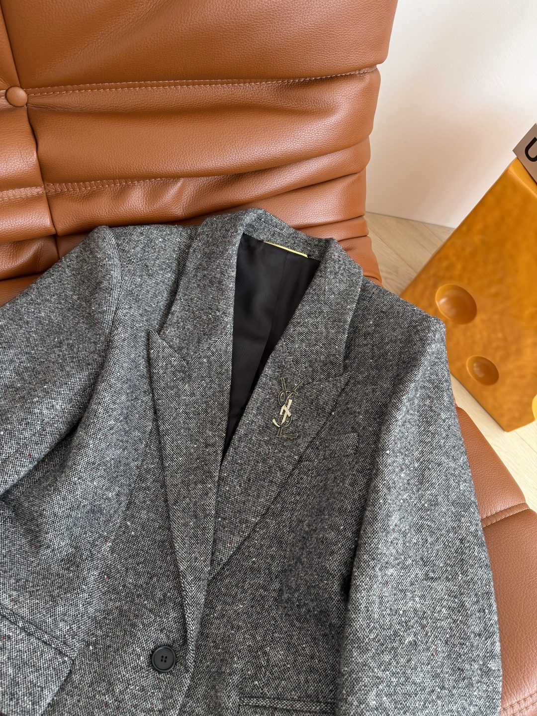 25秋冬新款 经典字母logo胸针装饰羊毛西装外套 经典的百搭款 可真方式可休闲 采用了灰色羊毛面料 表