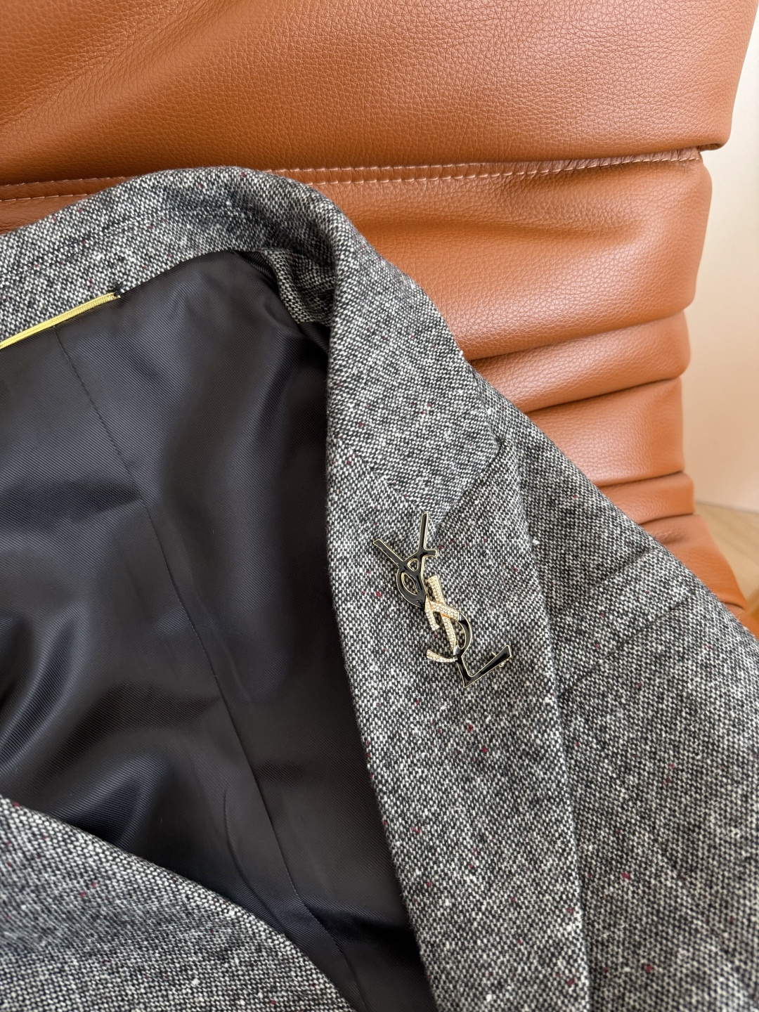 25秋冬新款 经典字母logo胸针装饰羊毛西装外套 经典的百搭款 可真方式可休闲 采用了灰色羊毛面料 表