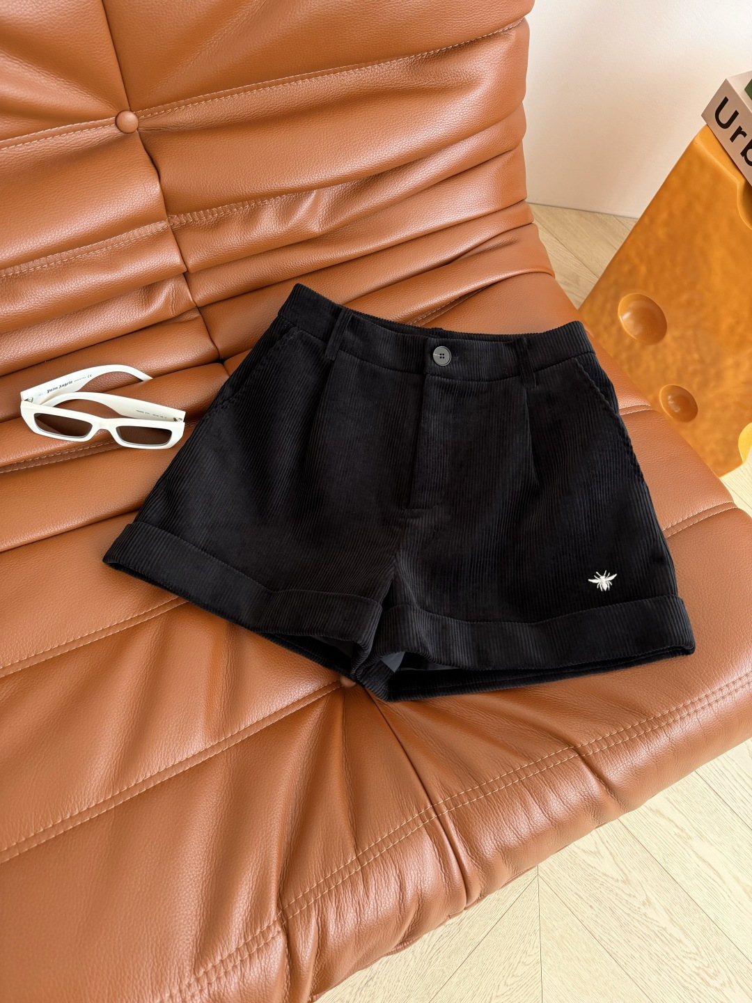 百搭款 25秋冬 小蜜蜂刺绣点缀灯芯绒短裤 拥有长腿秘密的短裤 裤脚卷边设计 裤型是A 字阔腿剪裁 结合