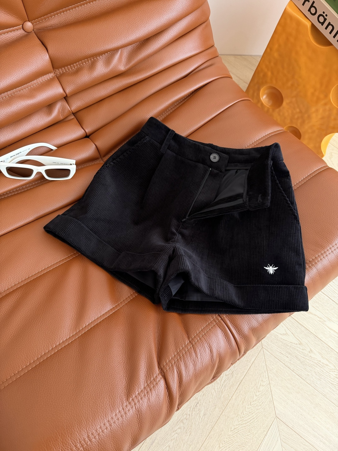 百搭款 25秋冬 小蜜蜂刺绣点缀灯芯绒短裤 拥有长腿秘密的短裤 裤脚卷边设计 裤型是A 字阔腿剪裁 结合