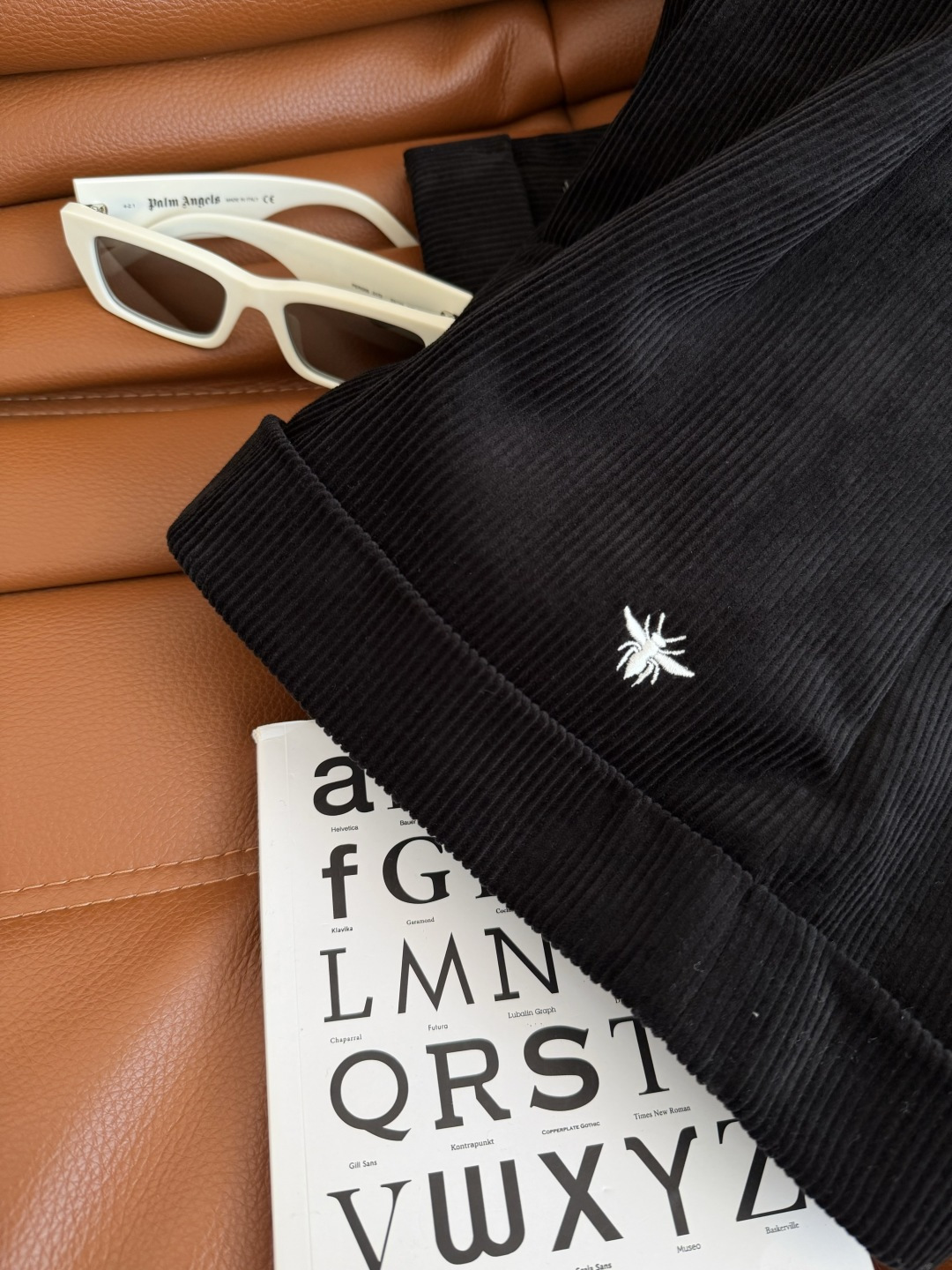 百搭款 25秋冬 小蜜蜂刺绣点缀灯芯绒短裤 拥有长腿秘密的短裤 裤脚卷边设计 裤型是A 字阔腿剪裁 结合