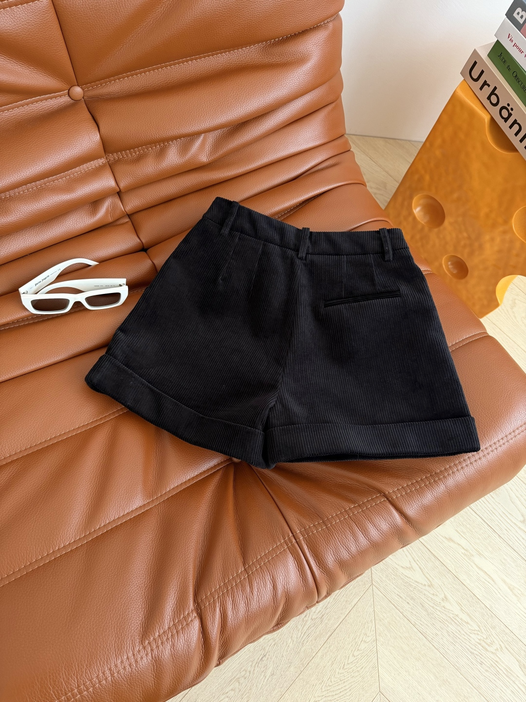 百搭款 25秋冬 小蜜蜂刺绣点缀灯芯绒短裤 拥有长腿秘密的短裤 裤脚卷边设计 裤型是A 字阔腿剪裁 结合