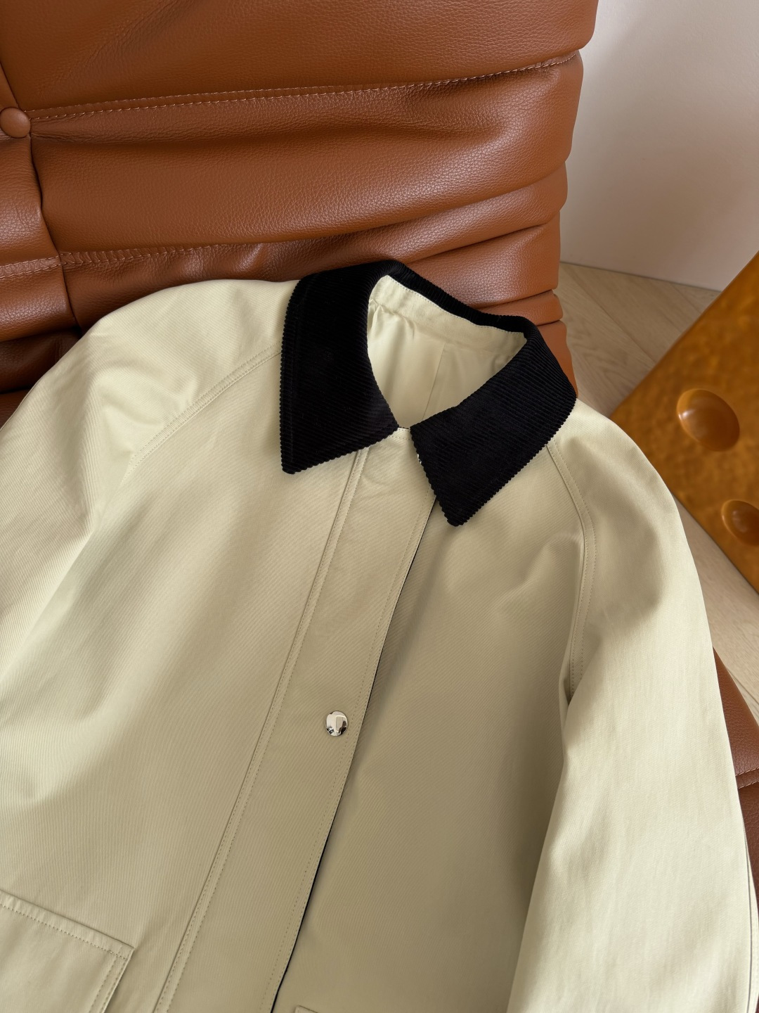 复古腔调十足 25FW 后背三角标设计风衣外套 灯芯绒翻领拼接设计 领子门襟袖口卷边都采用了灯芯绒材质 