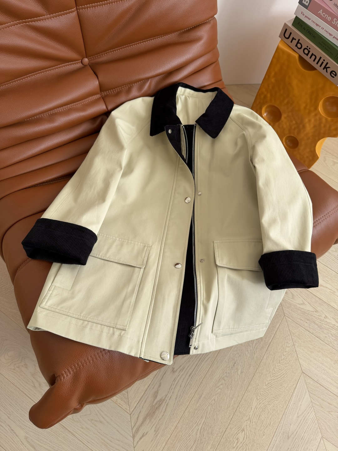 复古腔调十足 25FW 后背三角标设计风衣外套 灯芯绒翻领拼接设计 领子门襟袖口卷边都采用了灯芯绒材质 