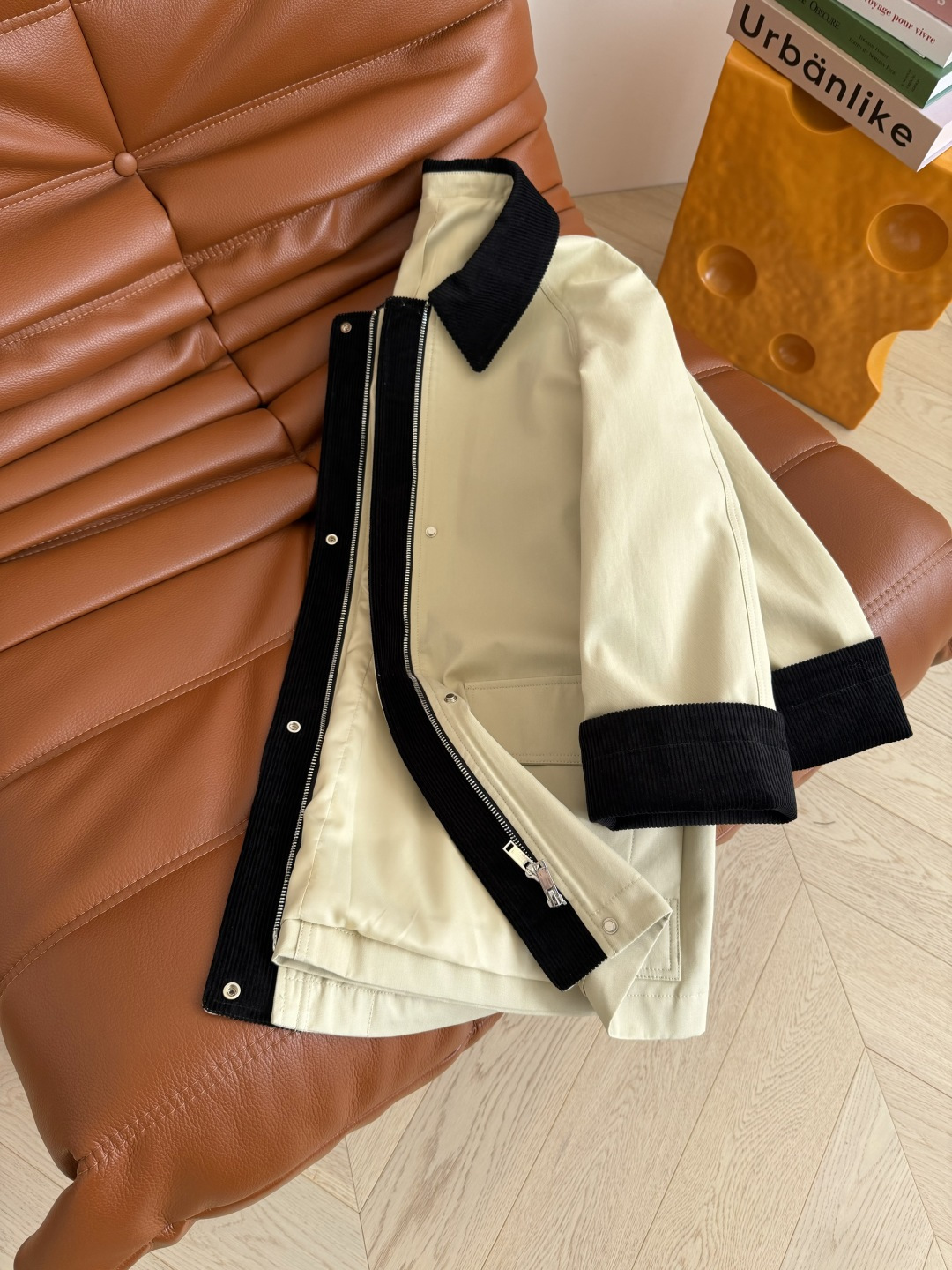 复古腔调十足 25FW 后背三角标设计风衣外套 灯芯绒翻领拼接设计 领子门襟袖口卷边都采用了灯芯绒材质 