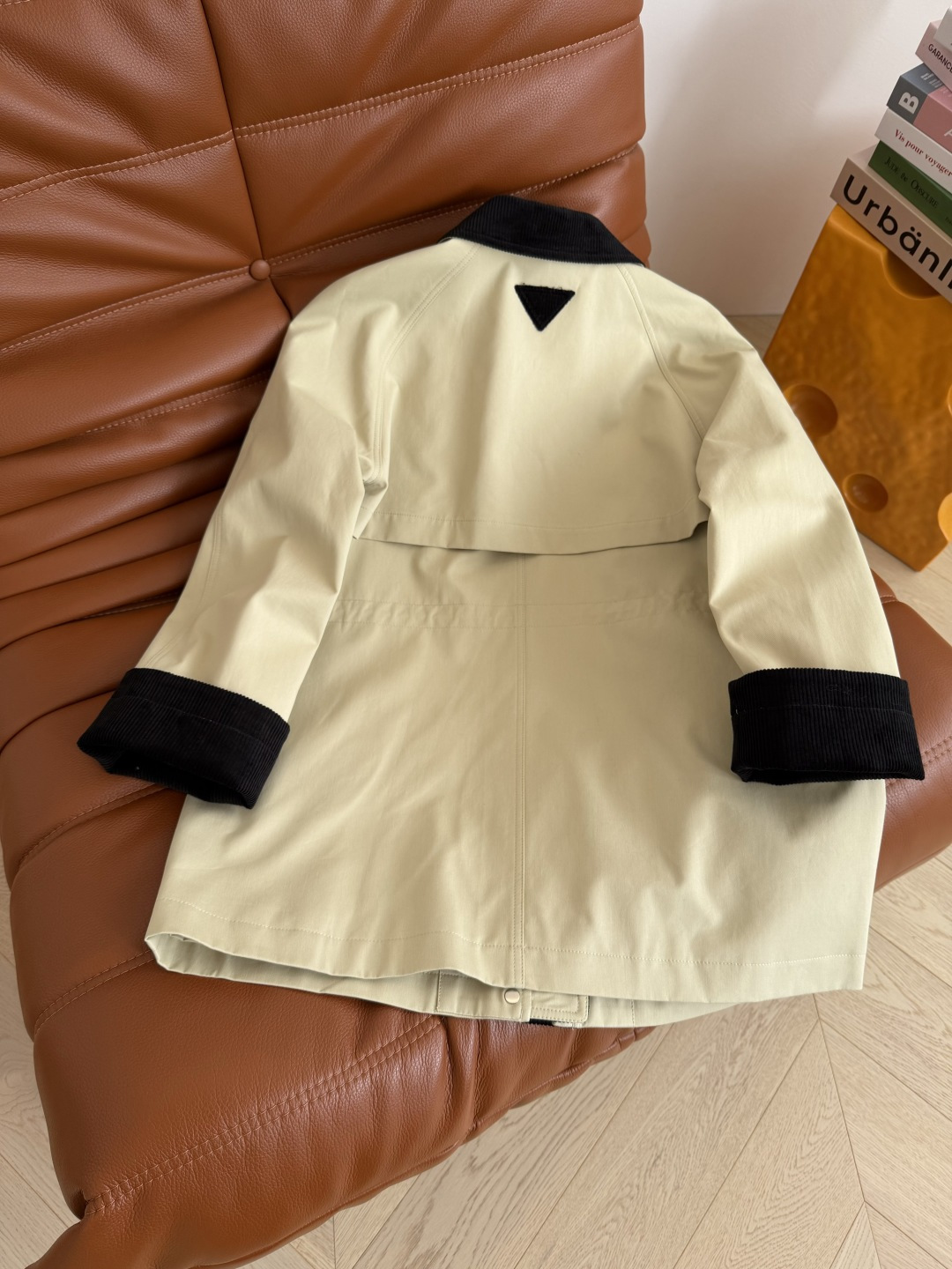 复古腔调十足 25FW 后背三角标设计风衣外套 灯芯绒翻领拼接设计 领子门襟袖口卷边都采用了灯芯绒材质 