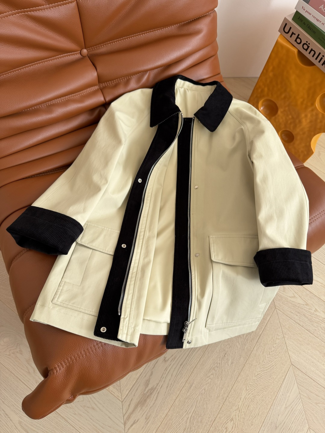 复古腔调十足 25FW 后背三角标设计风衣外套 灯芯绒翻领拼接设计 领子门襟袖口卷边都采用了灯芯绒材质 