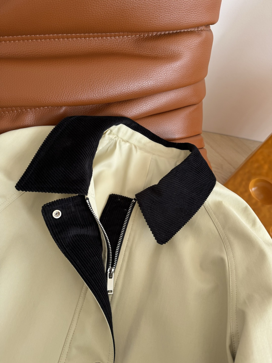 复古腔调十足 25FW 后背三角标设计风衣外套 灯芯绒翻领拼接设计 领子门襟袖口卷边都采用了灯芯绒材质 