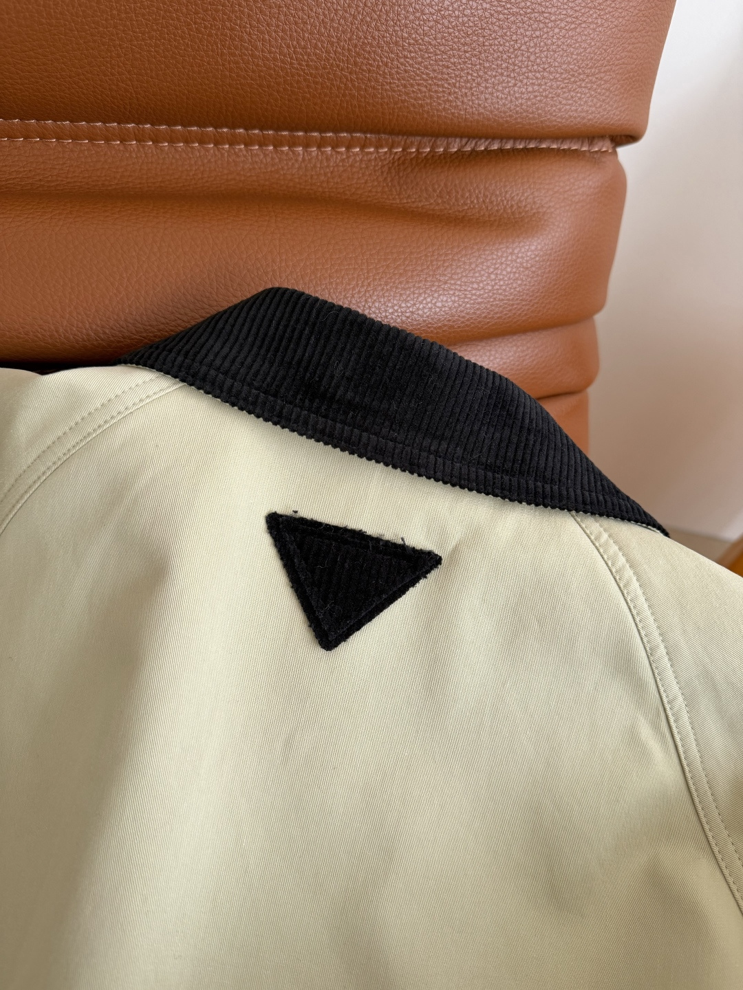 复古腔调十足 25FW 后背三角标设计风衣外套 灯芯绒翻领拼接设计 领子门襟袖口卷边都采用了灯芯绒材质 