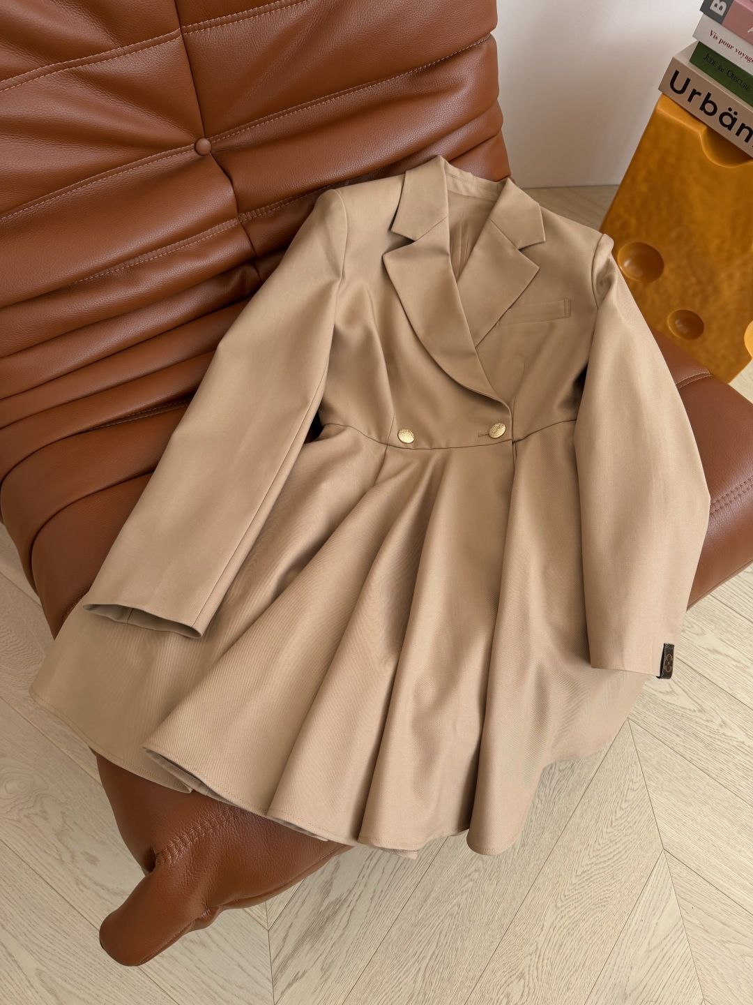 25秋冬 两粒扣西装连衣裙 这条裙子很推荐 充满设计又很好驾驭 不管是日常或者OL职场都适合 可休闲可优