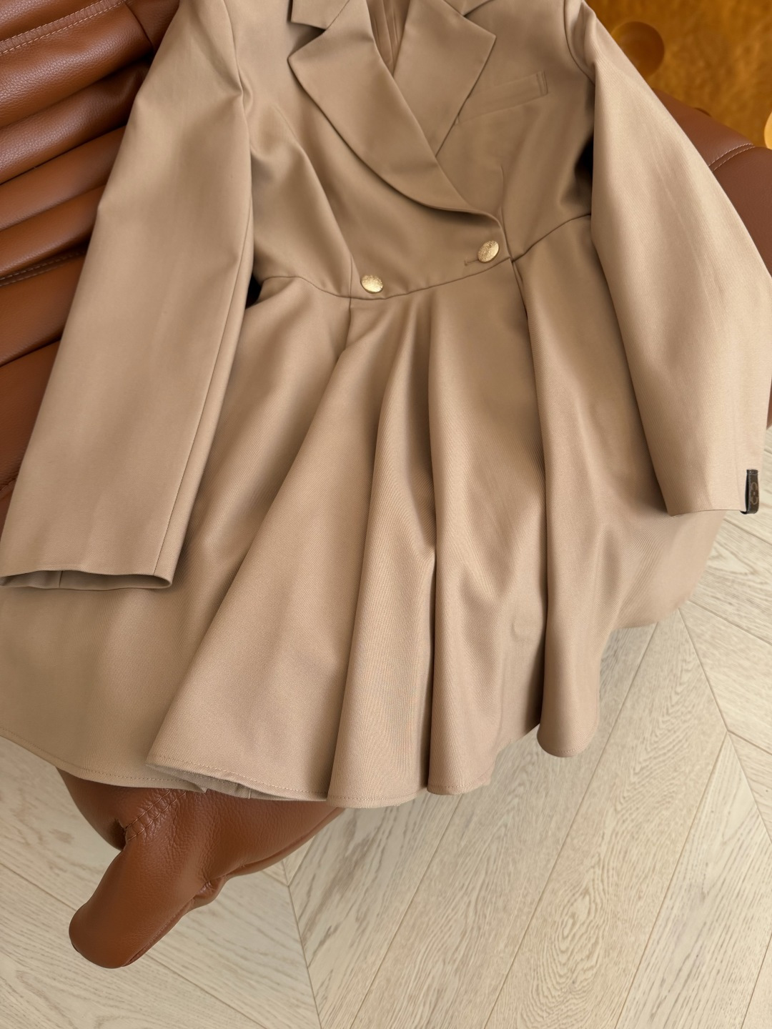 25秋冬 两粒扣西装连衣裙 这条裙子很推荐 充满设计又很好驾驭 不管是日常或者OL职场都适合 可休闲可优