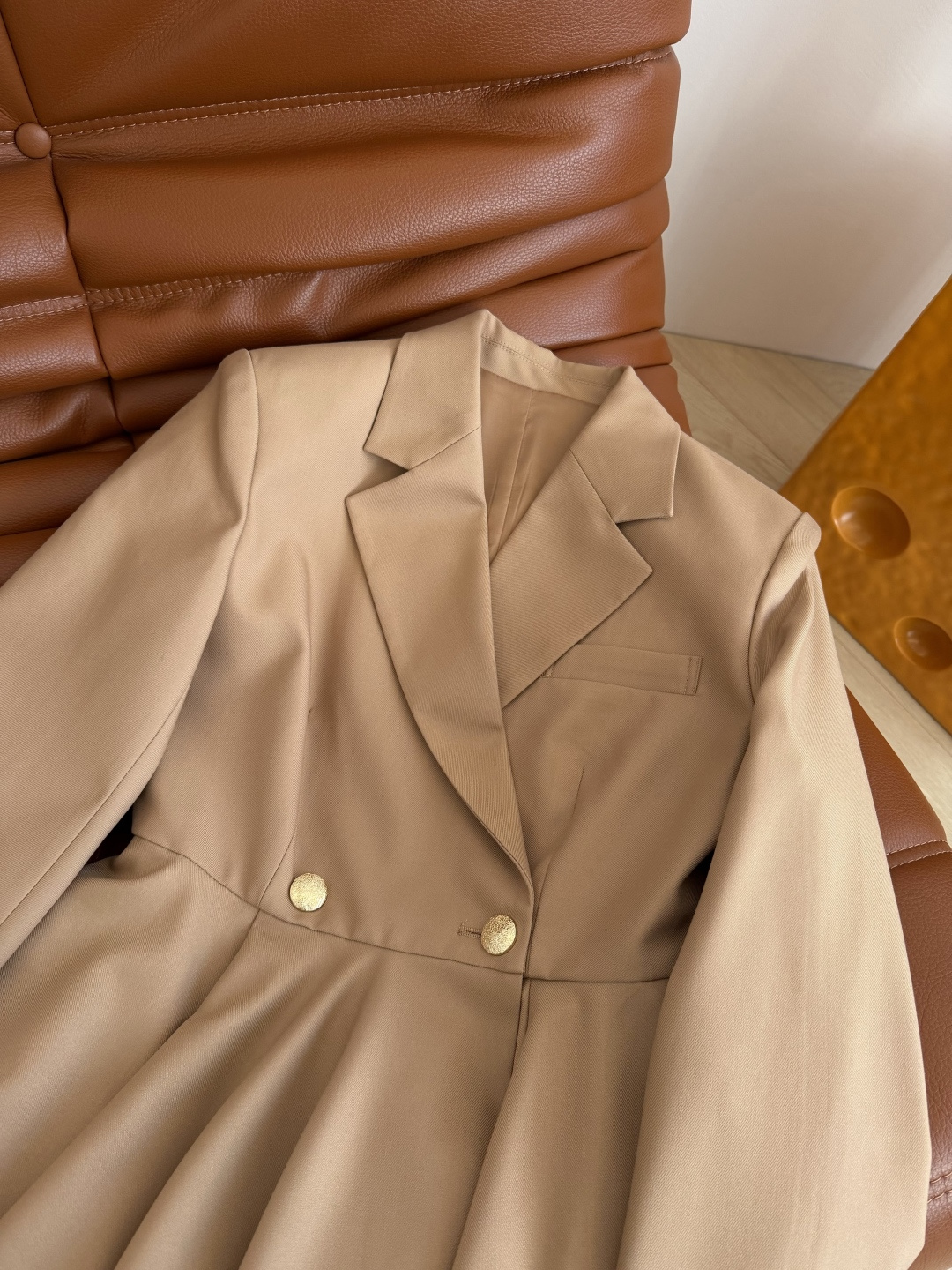 25秋冬 两粒扣西装连衣裙 这条裙子很推荐 充满设计又很好驾驭 不管是日常或者OL职场都适合 可休闲可优