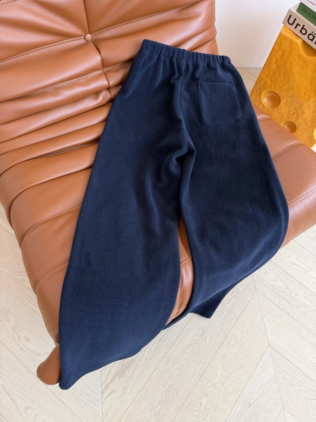 25秋冬 撞色字母logo刺绣香蕉剪裁休闲裤 不挑人的微香蕉裤型 不挑人很百搭 可以驾驭不同的风格 主打