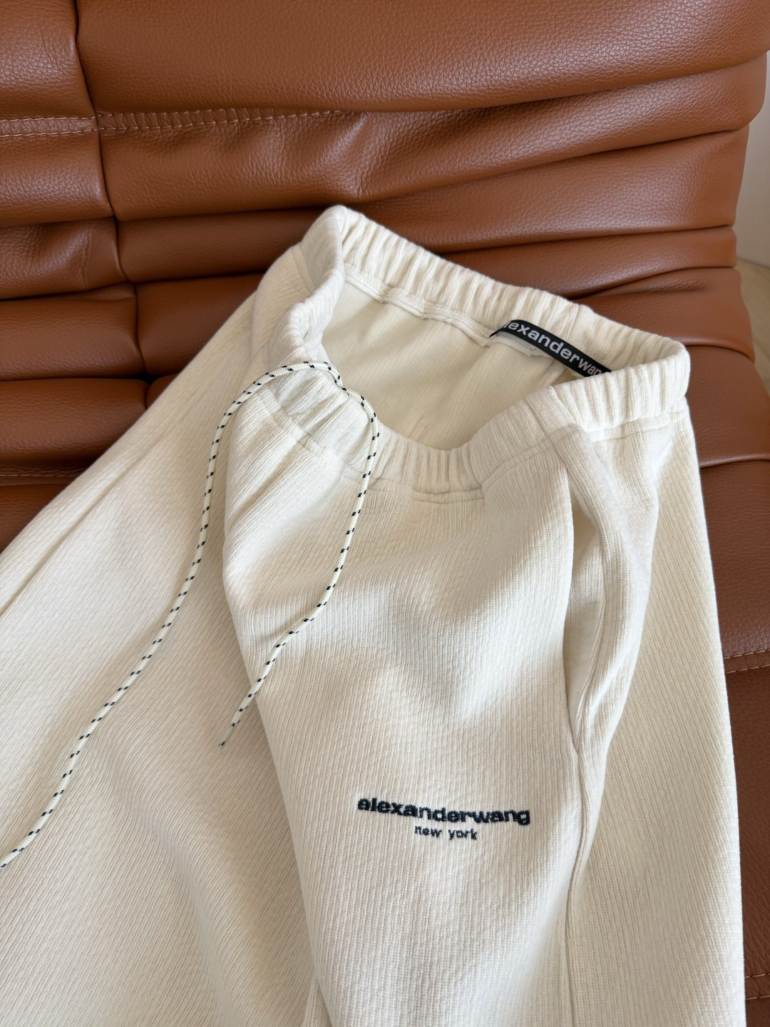 25秋冬 撞色字母logo刺绣香蕉剪裁休闲裤 不挑人的微香蕉裤型 不挑人很百搭 可以驾驭不同的风格 主打