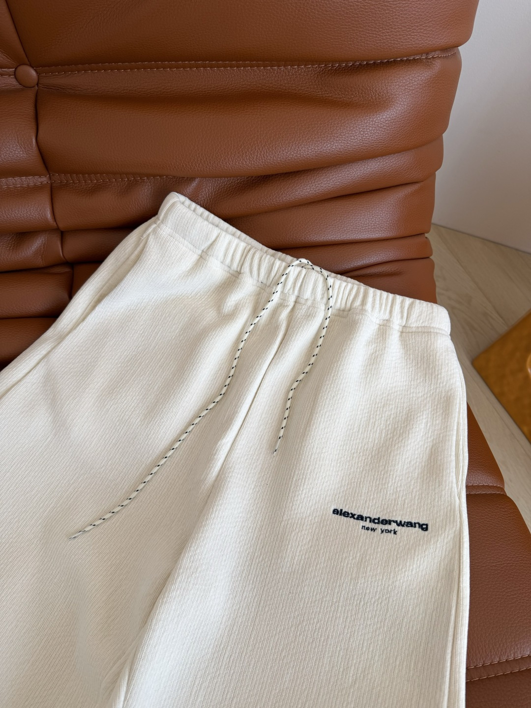 25秋冬 撞色字母logo刺绣香蕉剪裁休闲裤 不挑人的微香蕉裤型 不挑人很百搭 可以驾驭不同的风格 主打