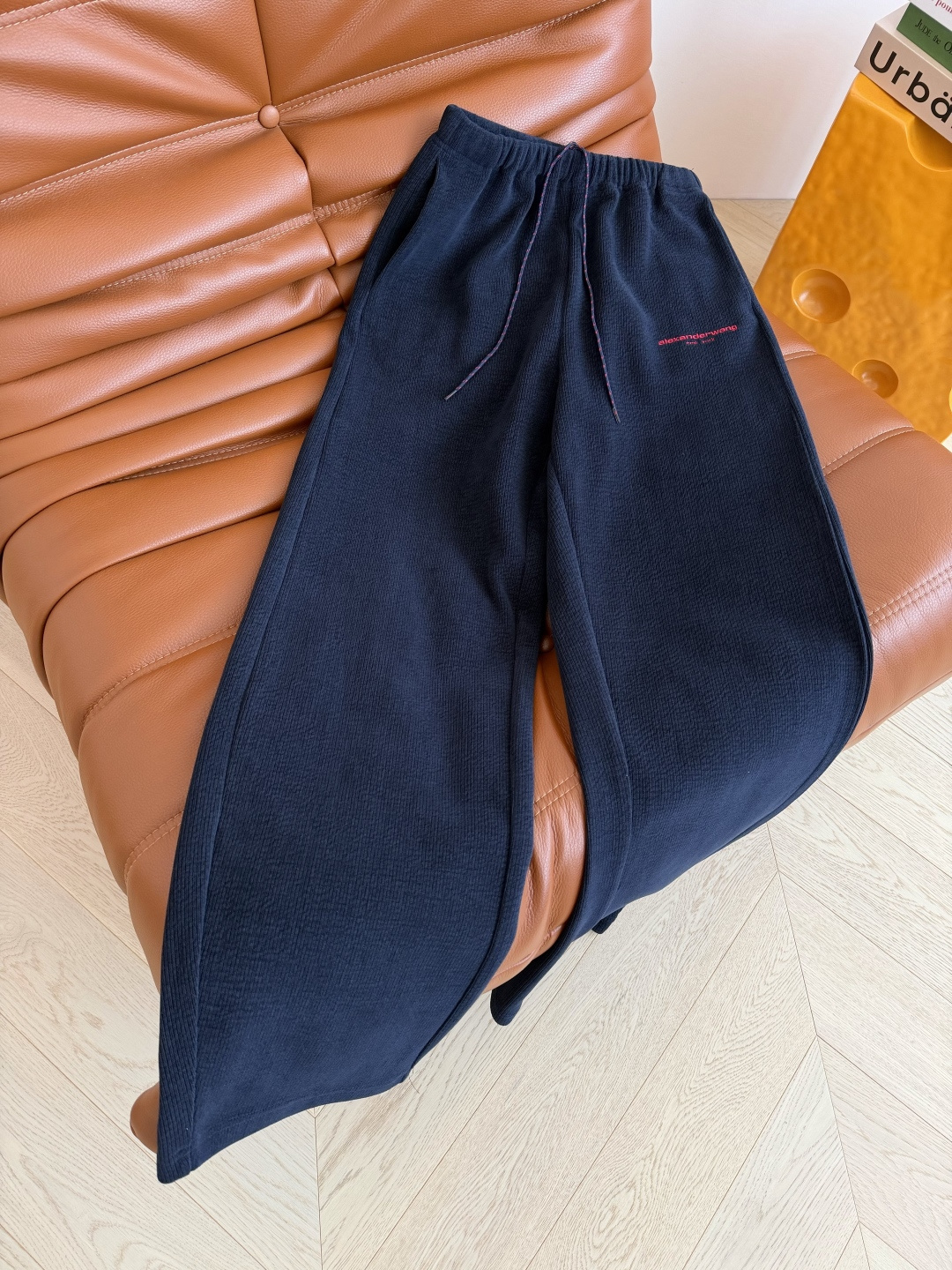 25秋冬 撞色字母logo刺绣香蕉剪裁休闲裤 不挑人的微香蕉裤型 不挑人很百搭 可以驾驭不同的风格 主打