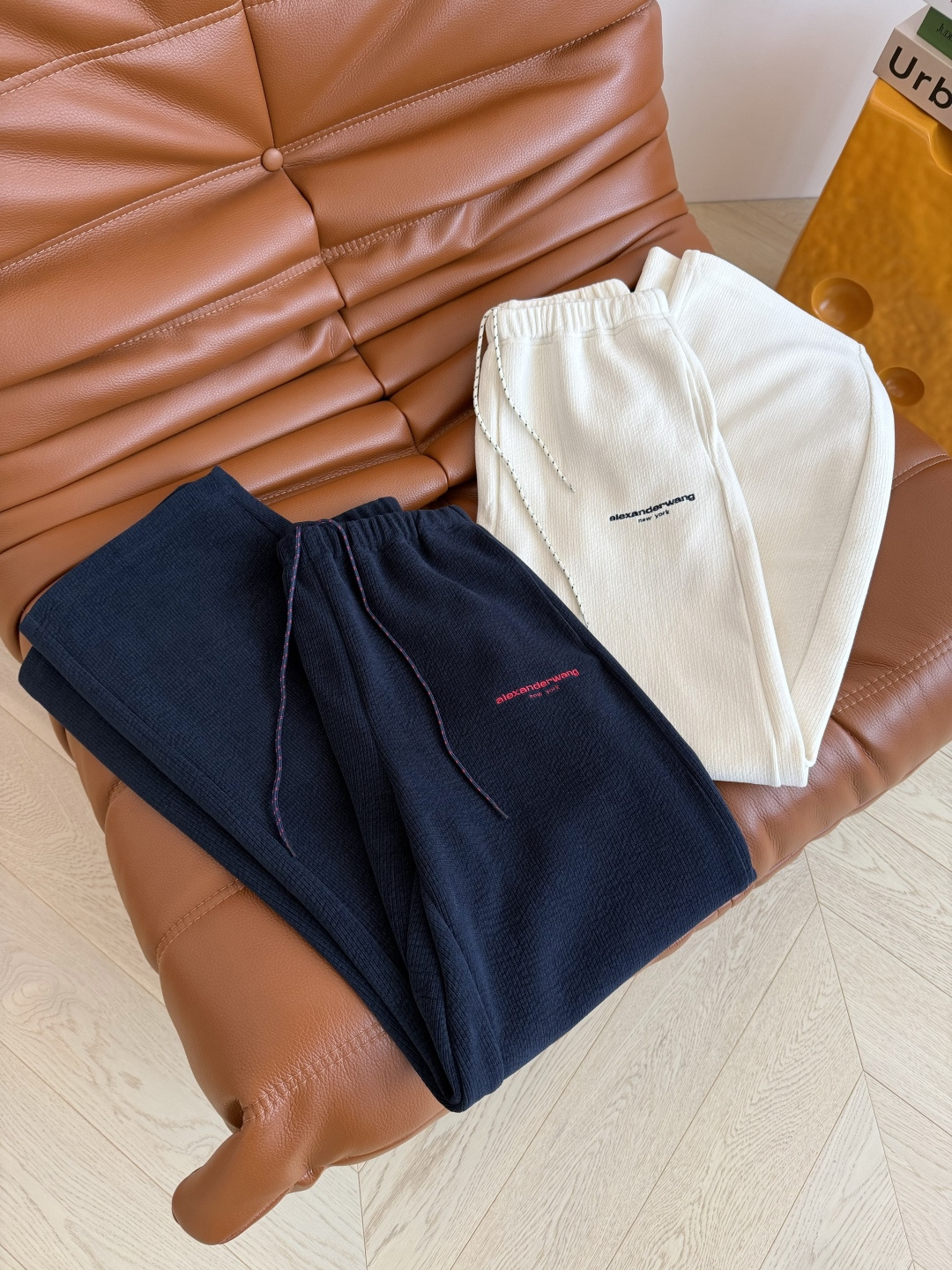 25秋冬 撞色字母logo刺绣香蕉剪裁休闲裤 不挑人的微香蕉裤型 不挑人很百搭 可以驾驭不同的风格 主打