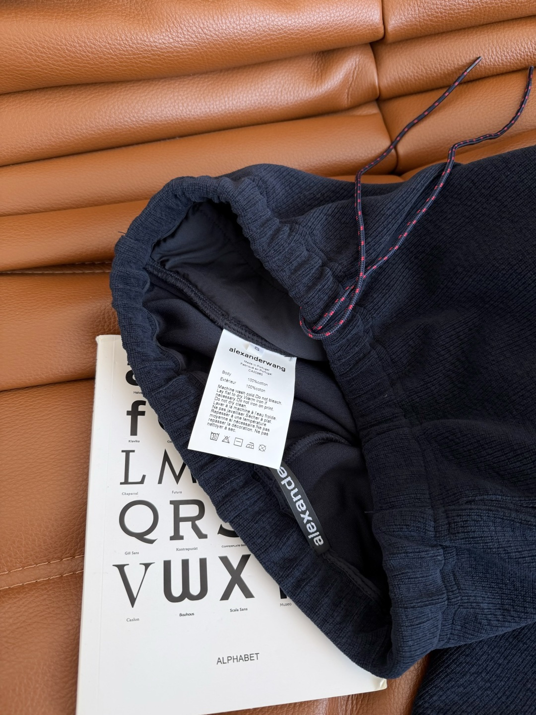 25秋冬 撞色字母logo刺绣香蕉剪裁休闲裤 不挑人的微香蕉裤型 不挑人很百搭 可以驾驭不同的风格 主打