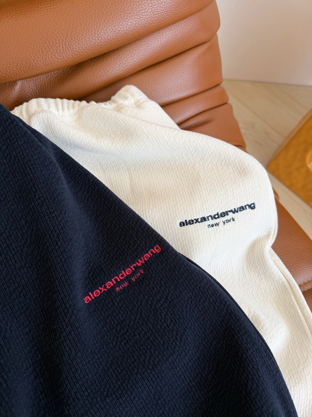 25秋冬 撞色字母logo刺绣香蕉剪裁休闲裤 不挑人的微香蕉裤型 不挑人很百搭 可以驾驭不同的风格 主打