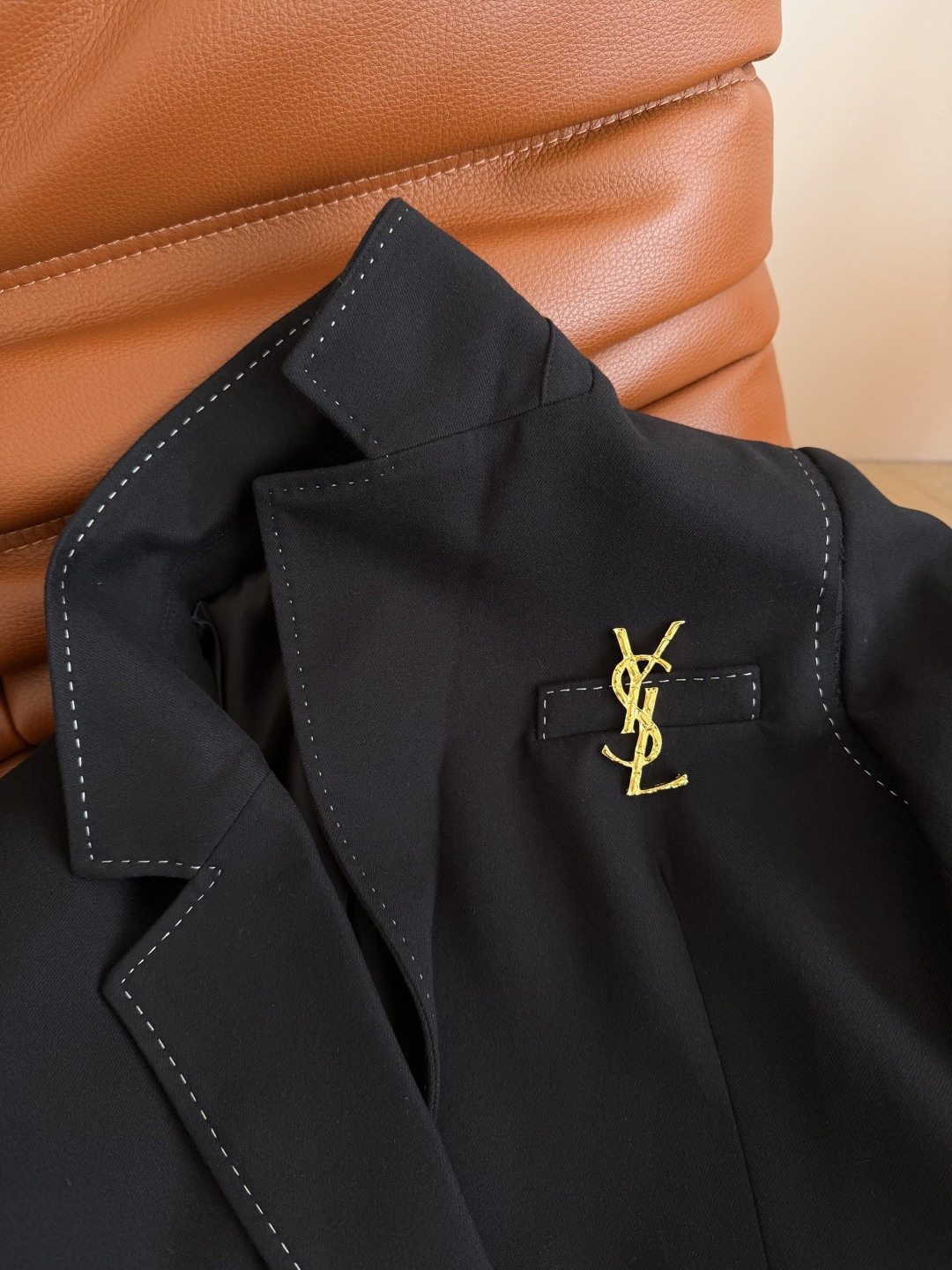 25秋冬 撞色明线毛边设计一套搭配 帅气有型 时髦Girl必备款 非常重工的明线装饰西装 肩部毛边和明线