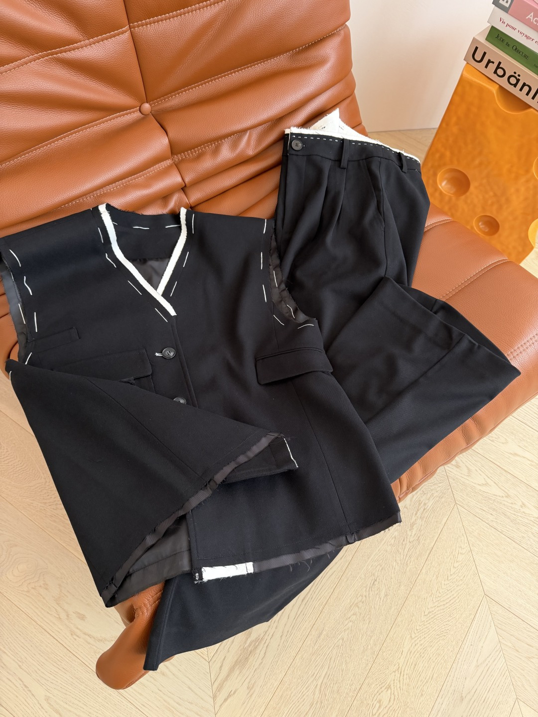 25秋冬 撞色明线毛边设计一套搭配 帅气有型 时髦Girl必备款 非常重工的明线装饰西装 肩部毛边和明线