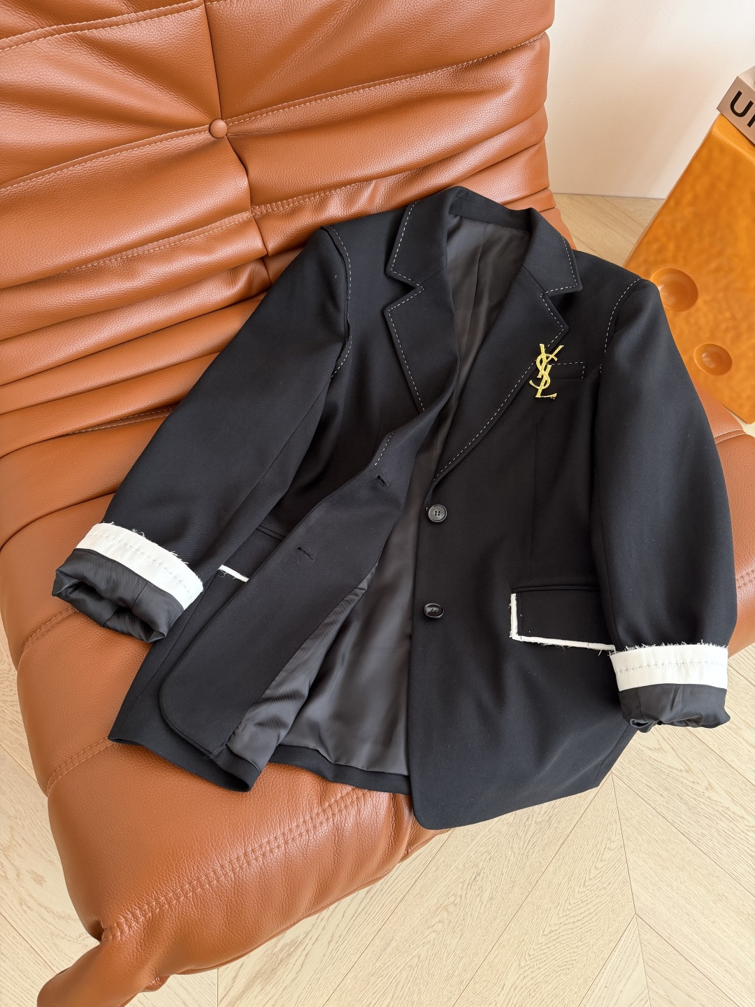 25秋冬 撞色明线毛边设计一套搭配 帅气有型 时髦Girl必备款 非常重工的明线装饰西装 肩部毛边和明线