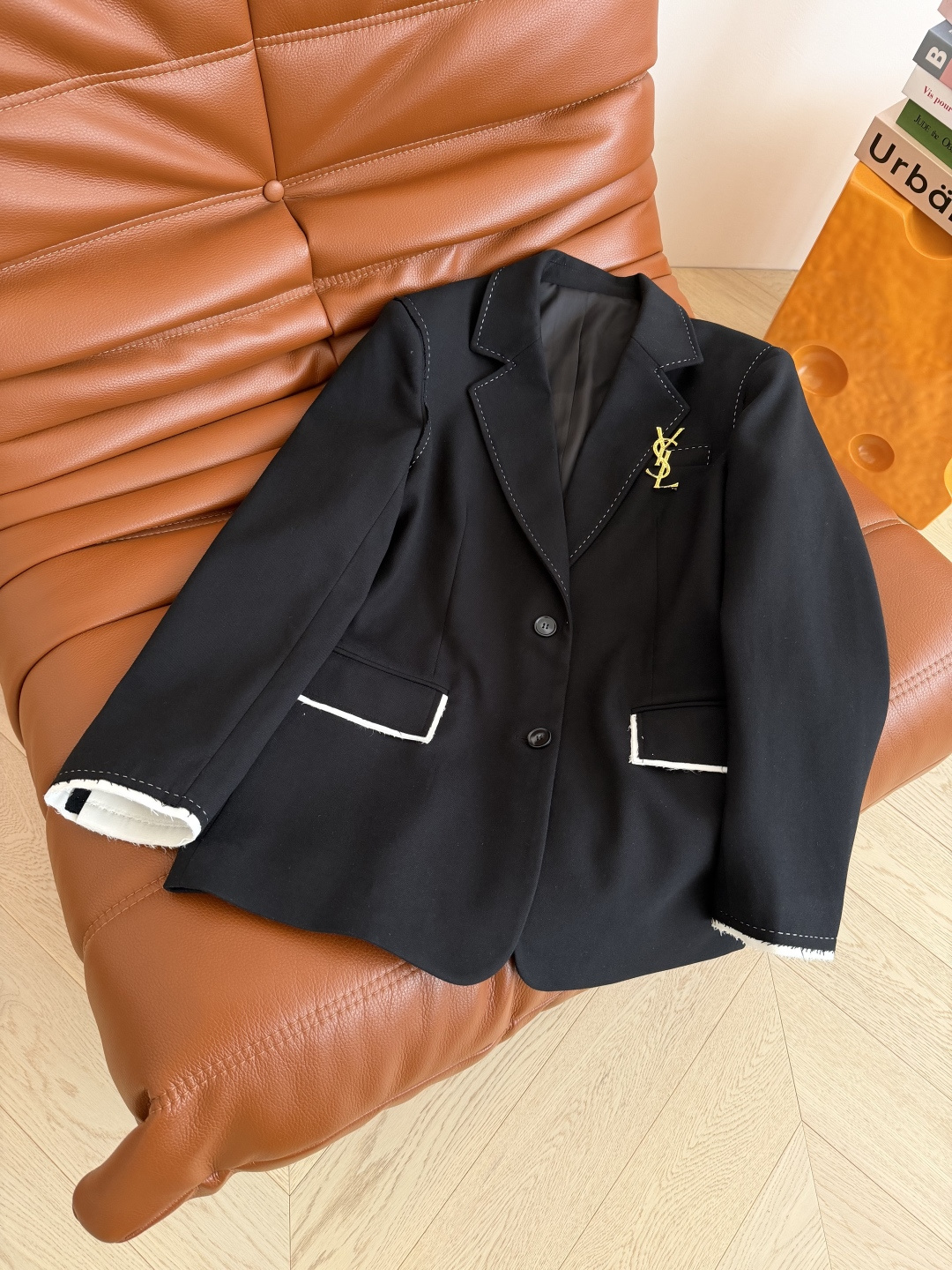 25秋冬 撞色明线毛边设计一套搭配 帅气有型 时髦Girl必备款 非常重工的明线装饰西装 肩部毛边和明线