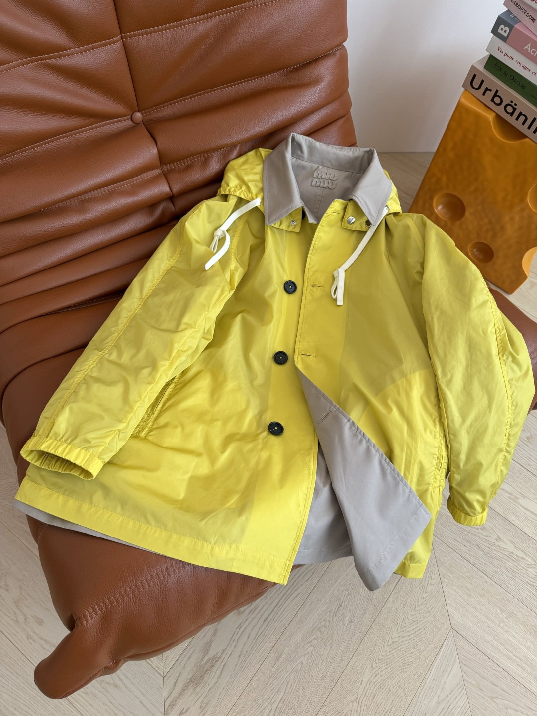 双面穿设计 25 新款 字母徽标装饰连帽风衣外套 双面穿 一面尼龙一面风衣棉 两种不同的风格随意切换 休