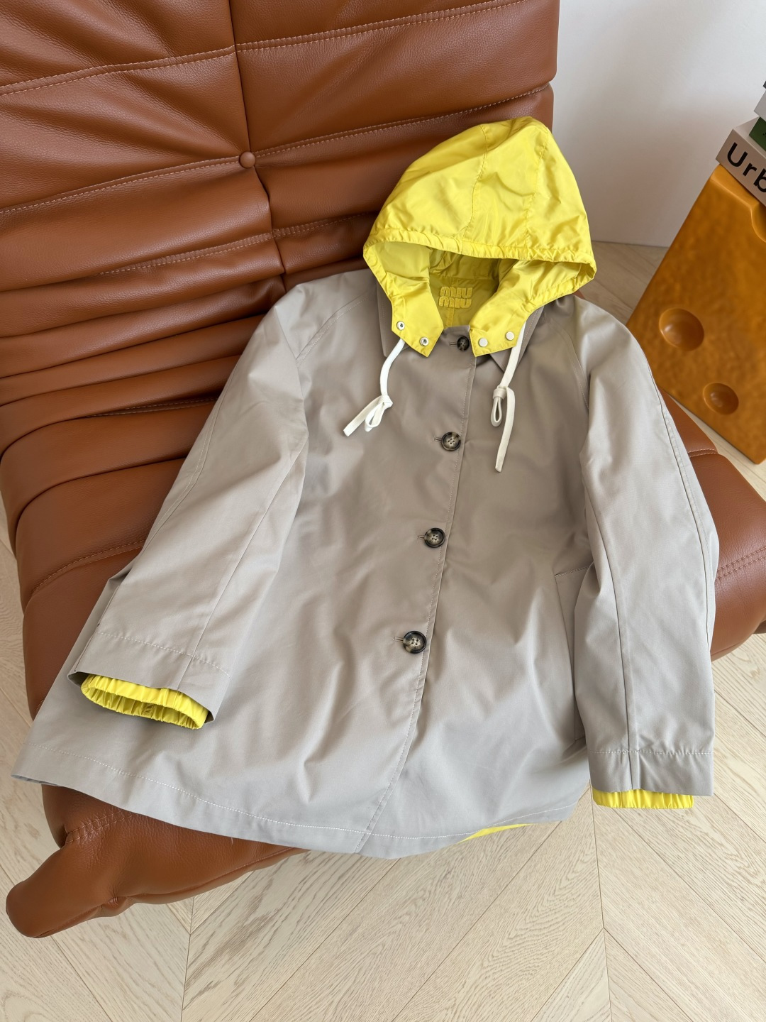 双面穿设计 25 新款 字母徽标装饰连帽风衣外套 双面穿 一面尼龙一面风衣棉 两种不同的风格随意切换 休
