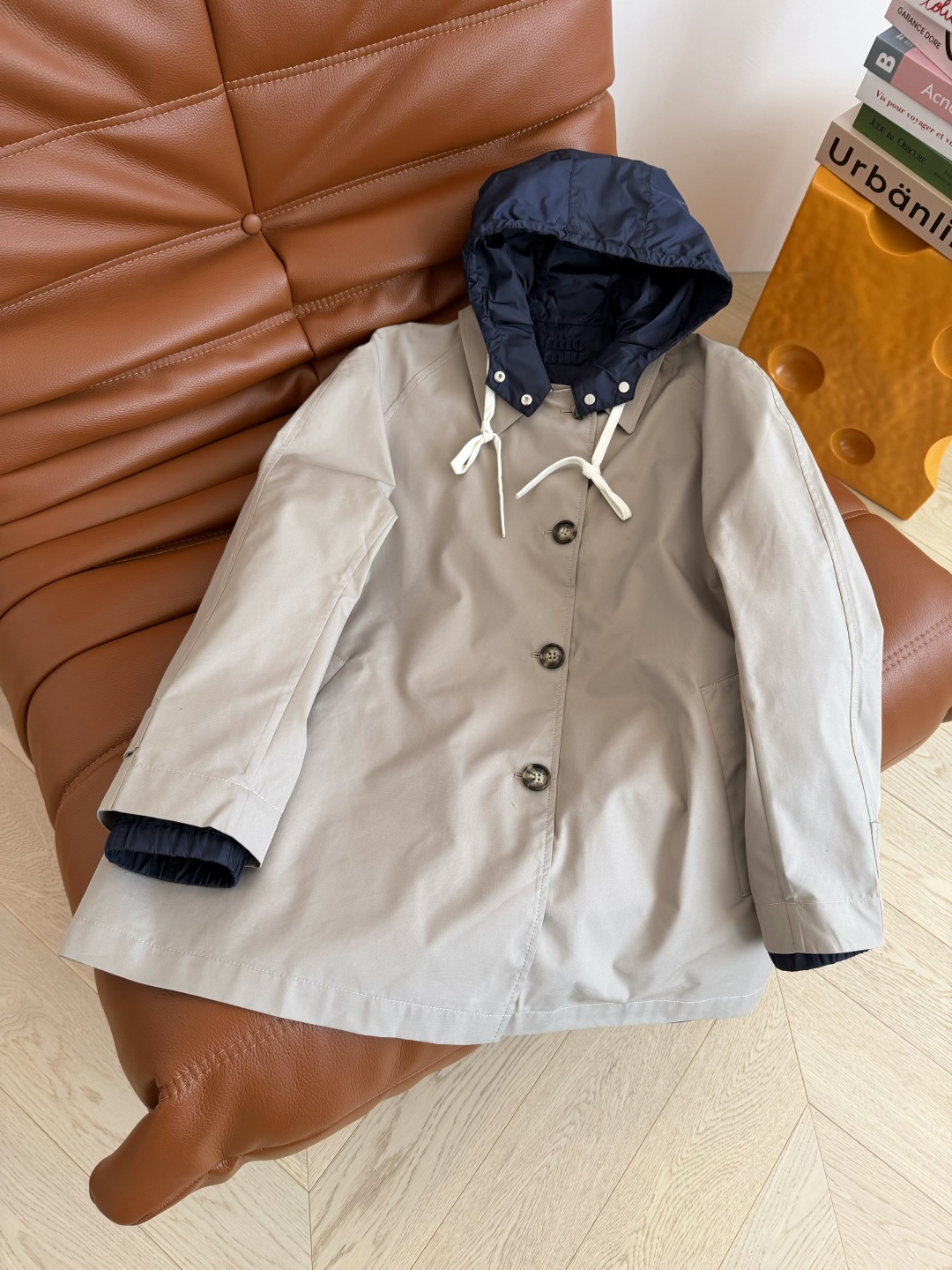 双面穿设计 25 新款 字母徽标装饰连帽风衣外套 双面穿 一面尼龙一面风衣棉 两种不同的风格随意切换 休