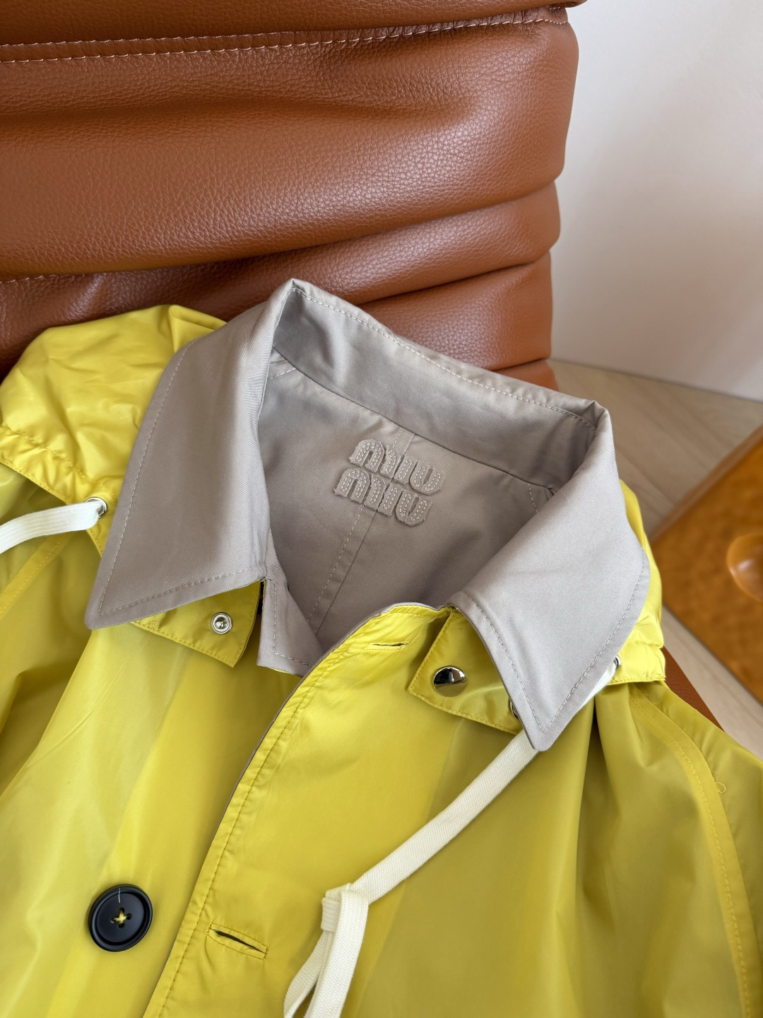 双面穿设计 25 新款 字母徽标装饰连帽风衣外套 双面穿 一面尼龙一面风衣棉 两种不同的风格随意切换 休