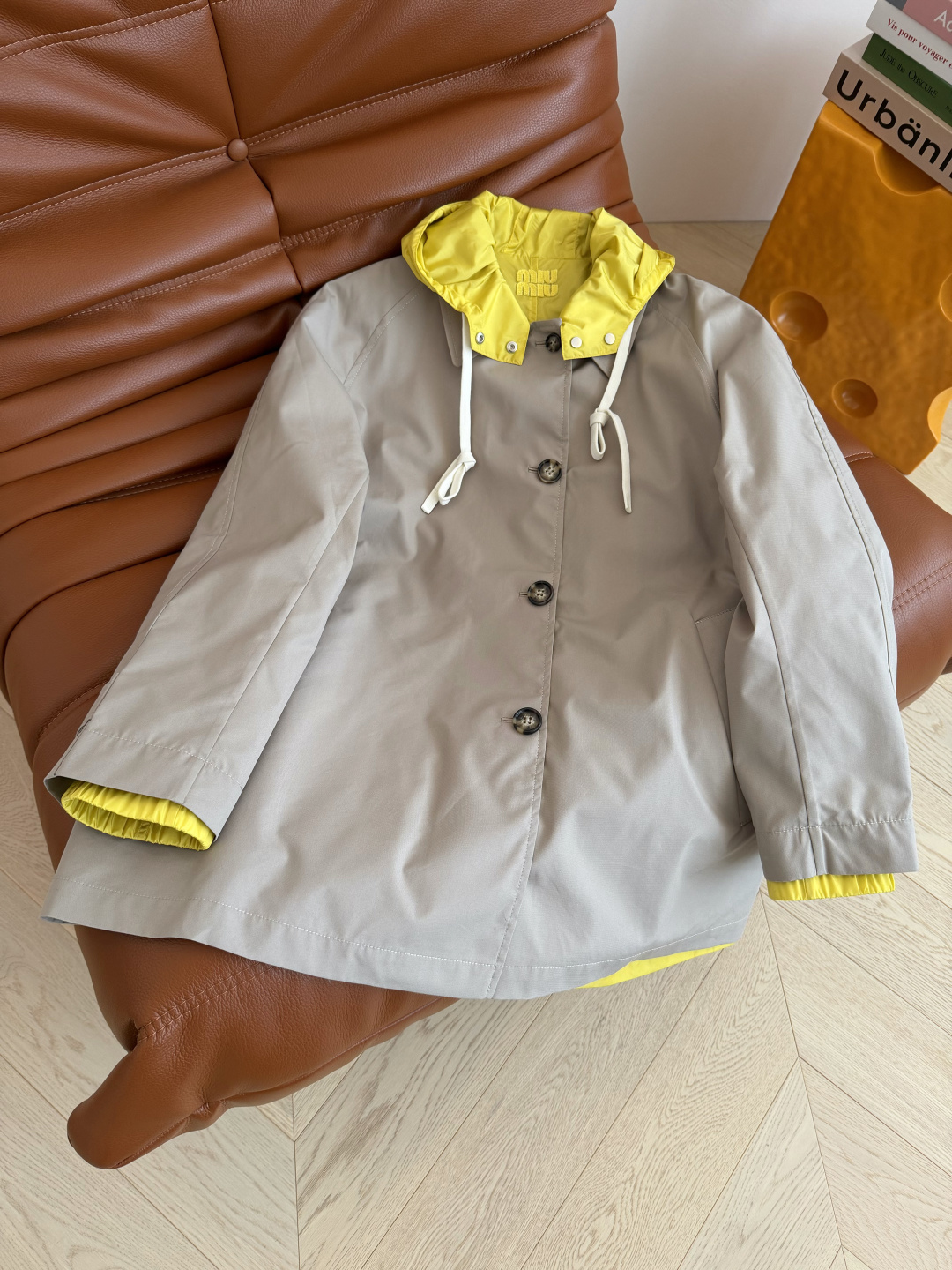 双面穿设计 25 新款 字母徽标装饰连帽风衣外套 双面穿 一面尼龙一面风衣棉 两种不同的风格随意切换 休