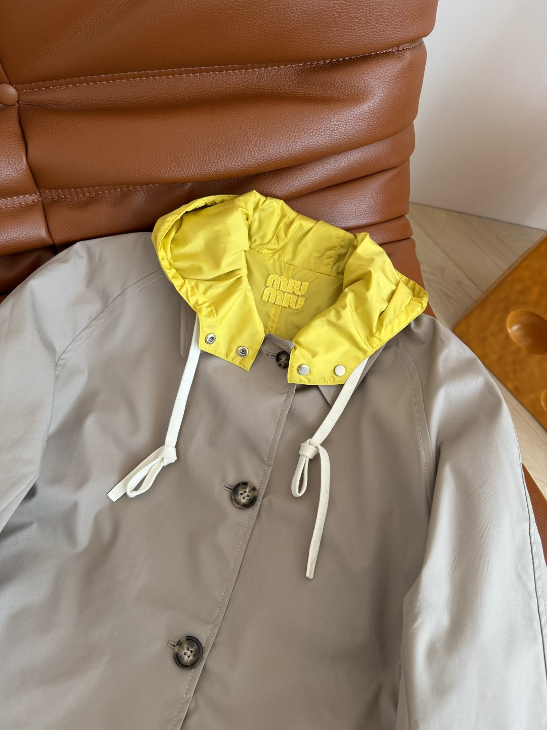 双面穿设计 25 新款 字母徽标装饰连帽风衣外套 双面穿 一面尼龙一面风衣棉 两种不同的风格随意切换 休