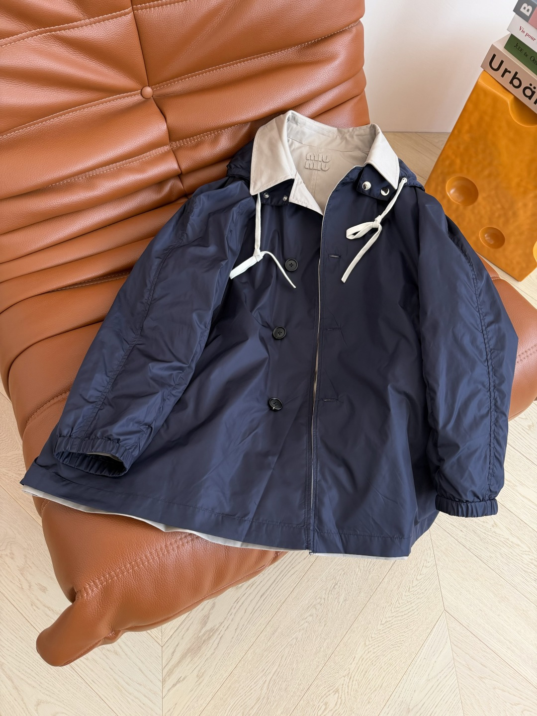 双面穿设计 25 新款 字母徽标装饰连帽风衣外套 双面穿 一面尼龙一面风衣棉 两种不同的风格随意切换 休