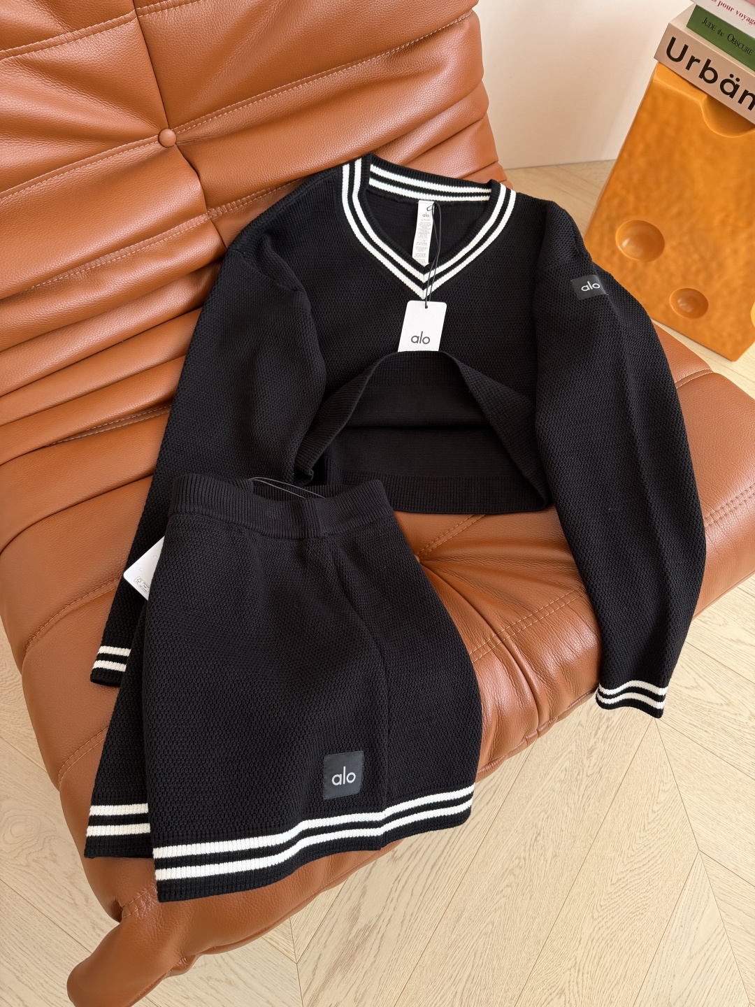 金智秀 超多博主同款 白条撞色针织一系列 特别推荐入手 上身超爱 开衫+v领上衣+背心裙+半裙 推荐成套