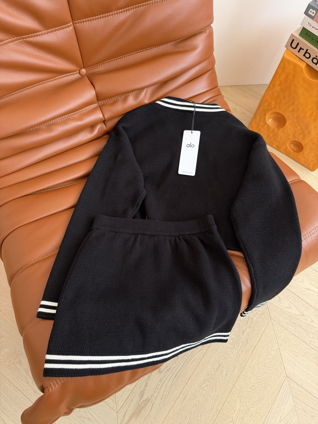 金智秀 超多博主同款 白条撞色针织一系列 特别推荐入手 上身超爱 开衫+v领上衣+背心裙+半裙 推荐成套