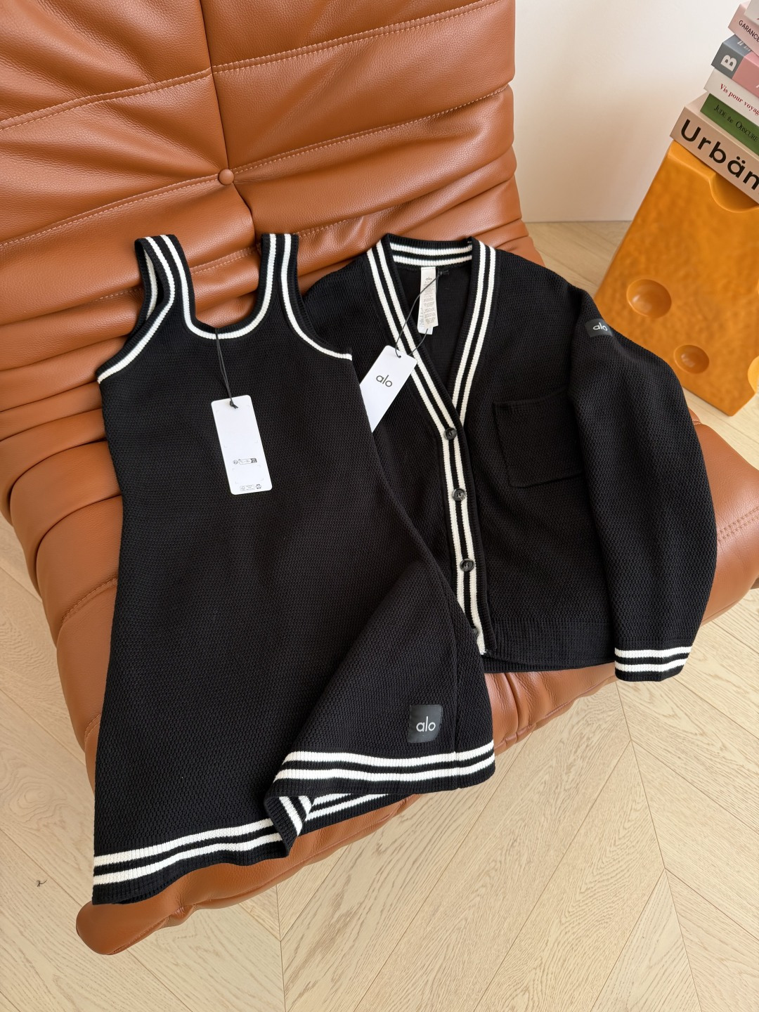 金智秀 超多博主同款 白条撞色针织一系列 特别推荐入手 上身超爱 开衫+v领上衣+背心裙+半裙 推荐成套