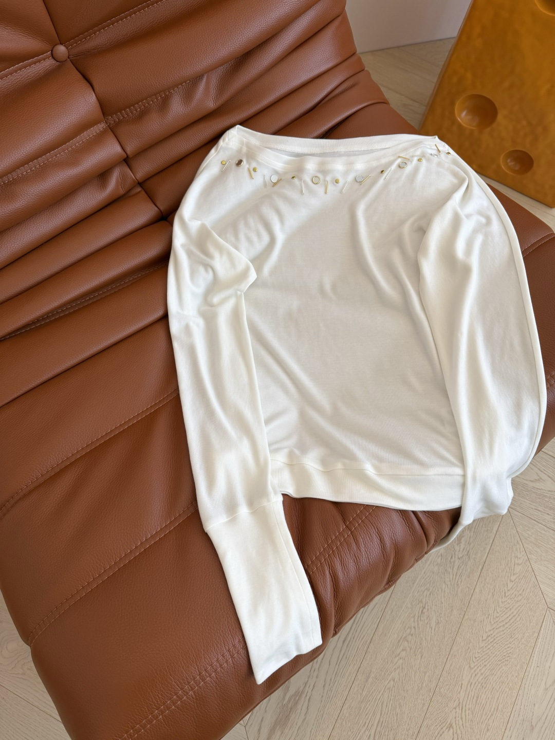 百变的一款打底衫 25 新品 重工纯手工钉珠装饰打底上衣 一字肩设计 可以一字肩穿或者斜肩穿都可以 很有