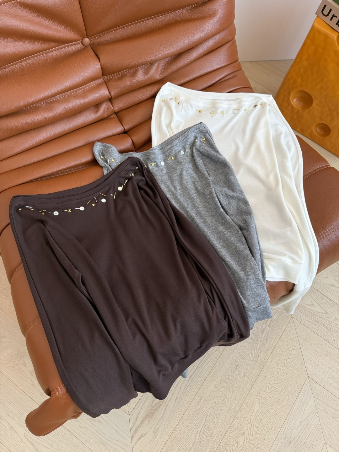 百变的一款打底衫 25 新品 重工纯手工钉珠装饰打底上衣 一字肩设计 可以一字肩穿或者斜肩穿都可以 很有