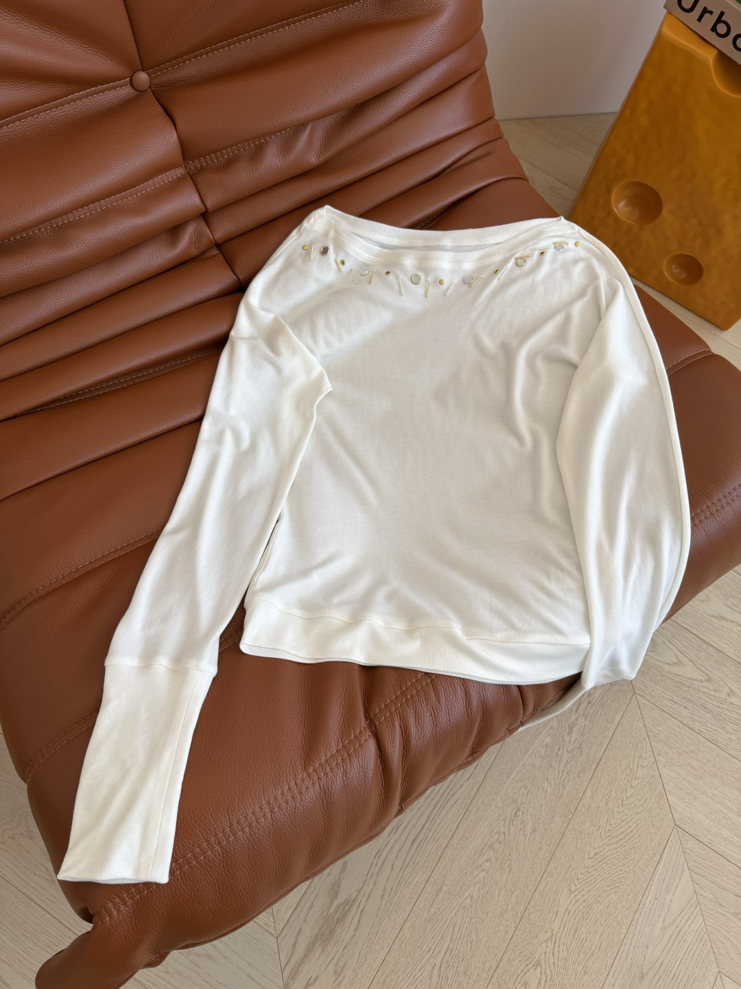 百变的一款打底衫 25 新品 重工纯手工钉珠装饰打底上衣 一字肩设计 可以一字肩穿或者斜肩穿都可以 很有