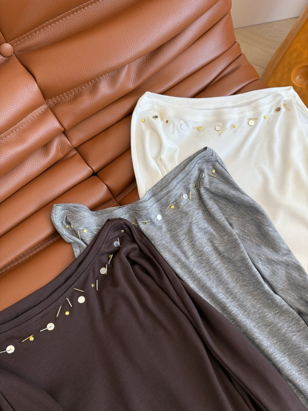 百变的一款打底衫 25 新品 重工纯手工钉珠装饰打底上衣 一字肩设计 可以一字肩穿或者斜肩穿都可以 很有