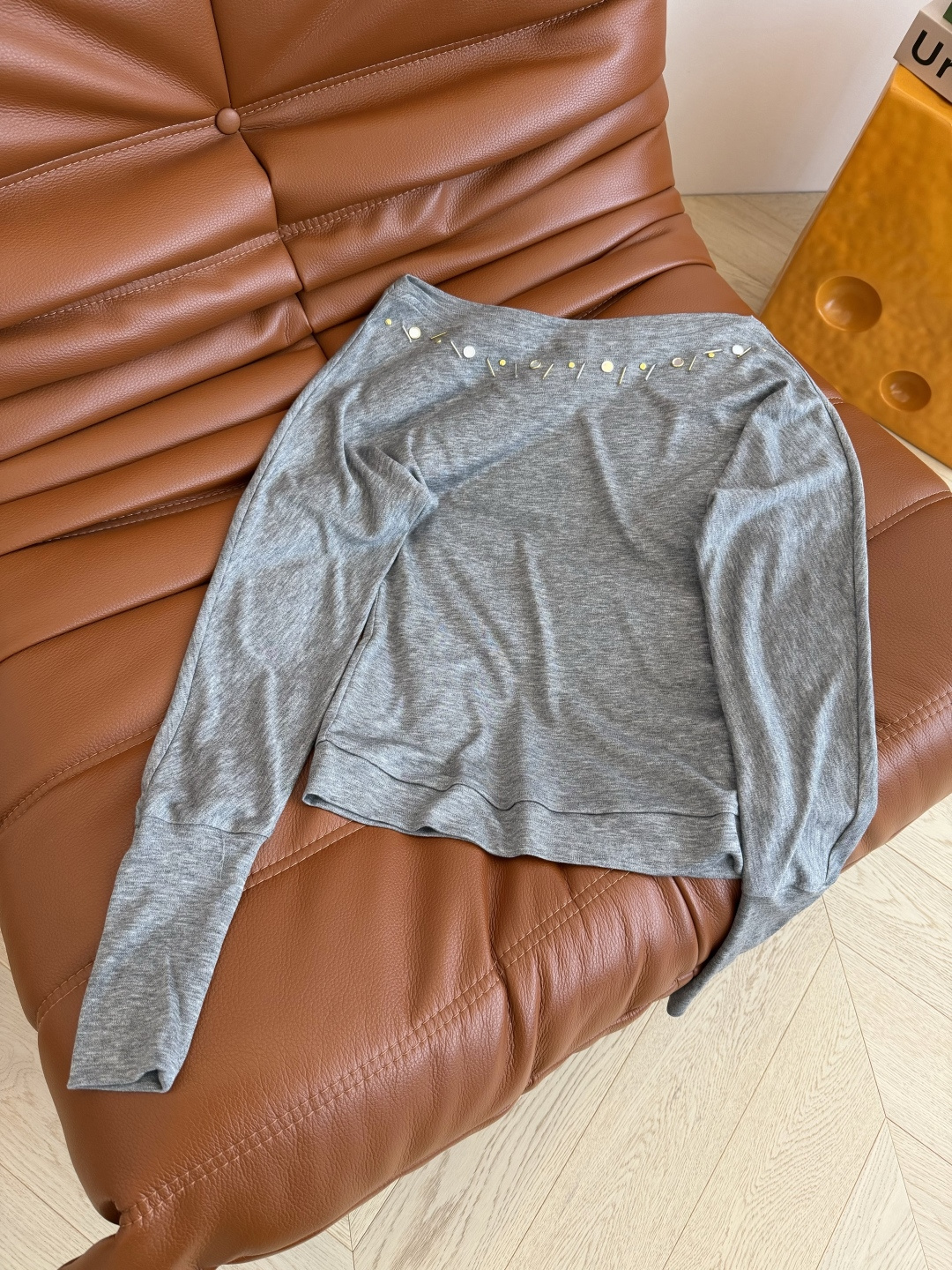 百变的一款打底衫 25 新品 重工纯手工钉珠装饰打底上衣 一字肩设计 可以一字肩穿或者斜肩穿都可以 很有