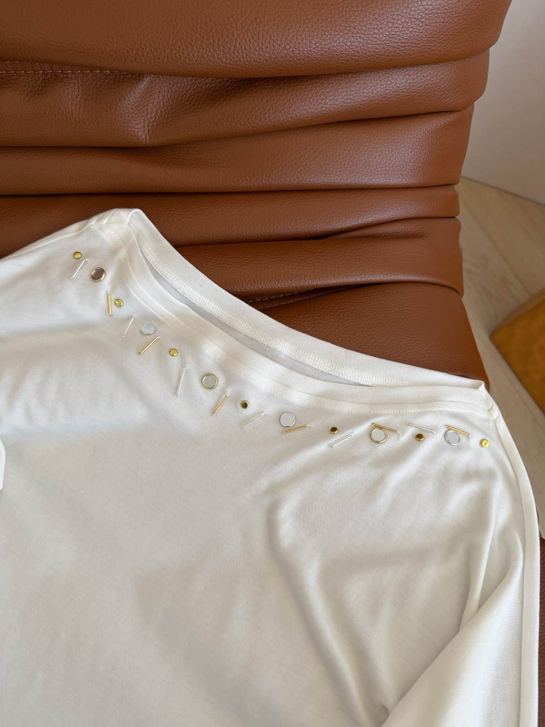 百变的一款打底衫 25 新品 重工纯手工钉珠装饰打底上衣 一字肩设计 可以一字肩穿或者斜肩穿都可以 很有