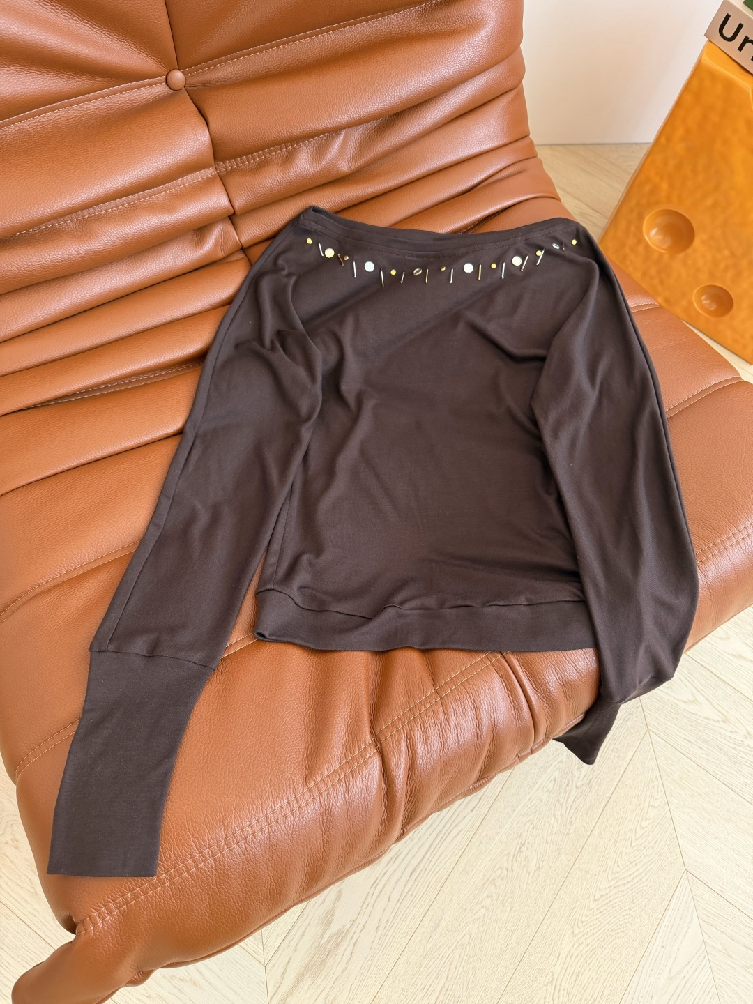 百变的一款打底衫 25 新品 重工纯手工钉珠装饰打底上衣 一字肩设计 可以一字肩穿或者斜肩穿都可以 很有