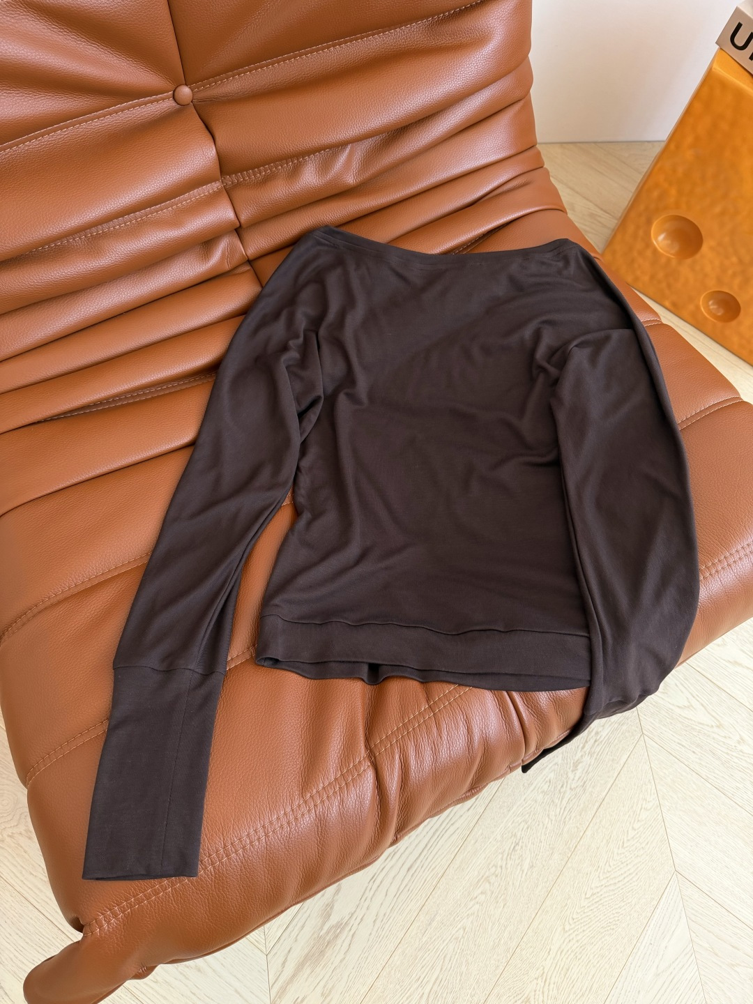 百变的一款打底衫 25 新品 重工纯手工钉珠装饰打底上衣 一字肩设计 可以一字肩穿或者斜肩穿都可以 很有