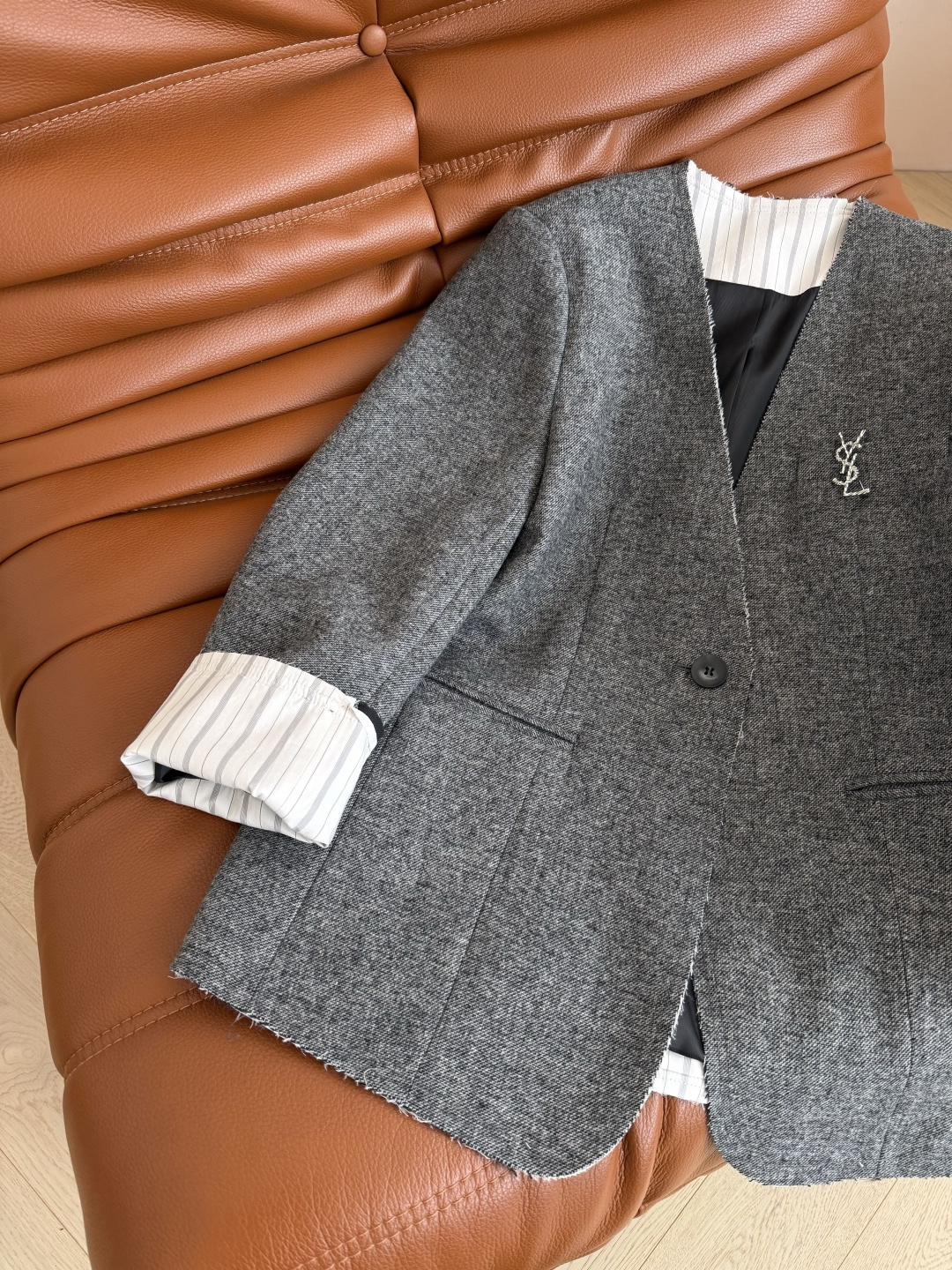 高阶通勤 25秋冬 银色字母胸针装饰羊毛套装 毛边V领西装外套+高腰中长款半裙 外套毛边和袖口卷边设计很