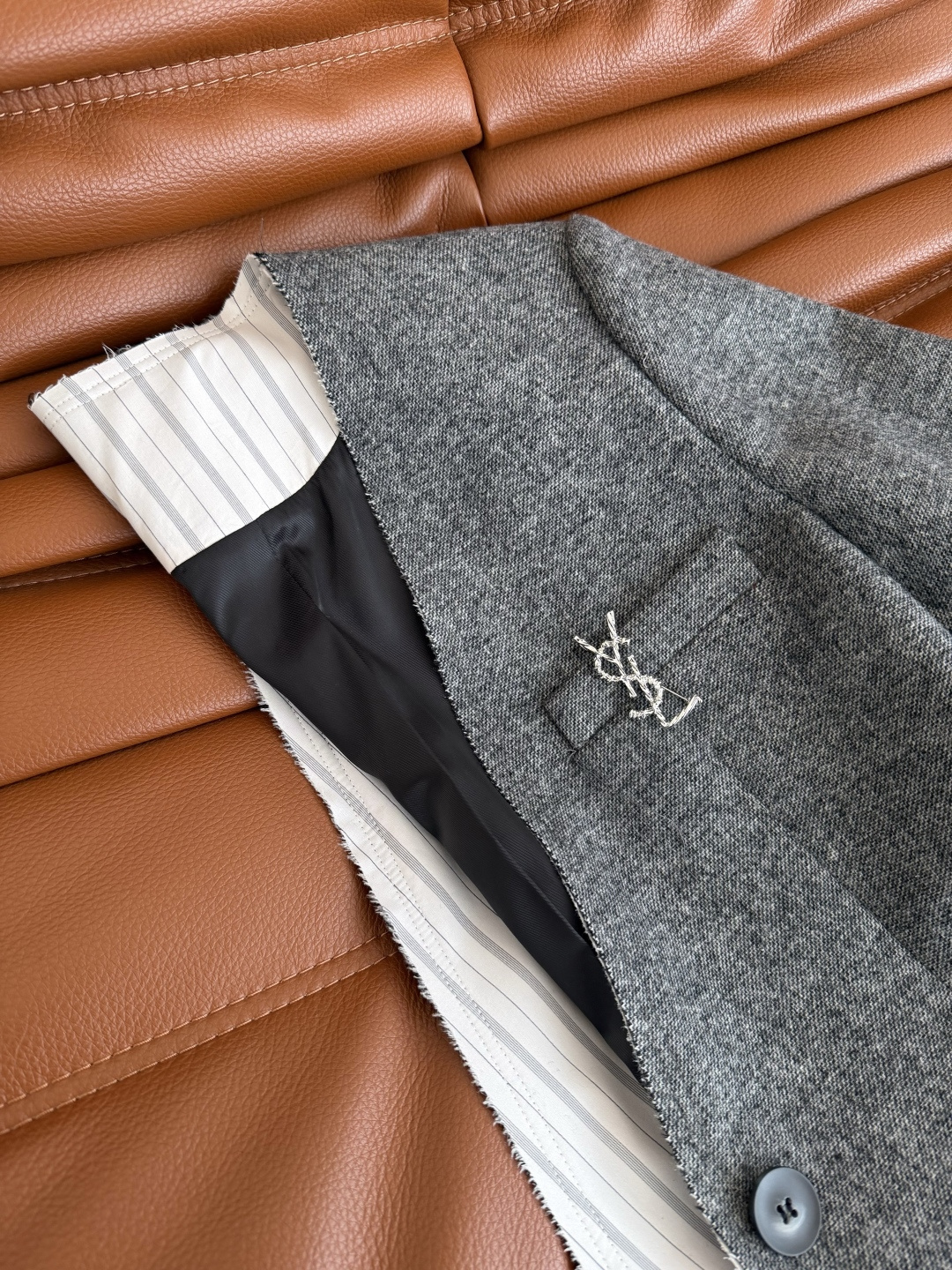 高阶通勤 25秋冬 银色字母胸针装饰羊毛套装 毛边V领西装外套+高腰中长款半裙 外套毛边和袖口卷边设计很