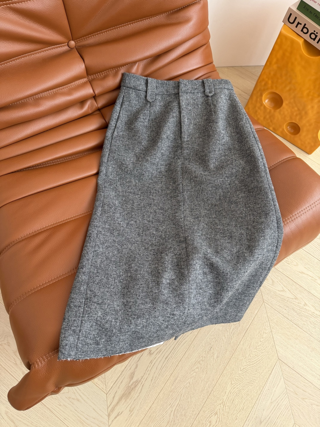 高阶通勤 25秋冬 银色字母胸针装饰羊毛套装 毛边V领西装外套+高腰中长款半裙 外套毛边和袖口卷边设计很